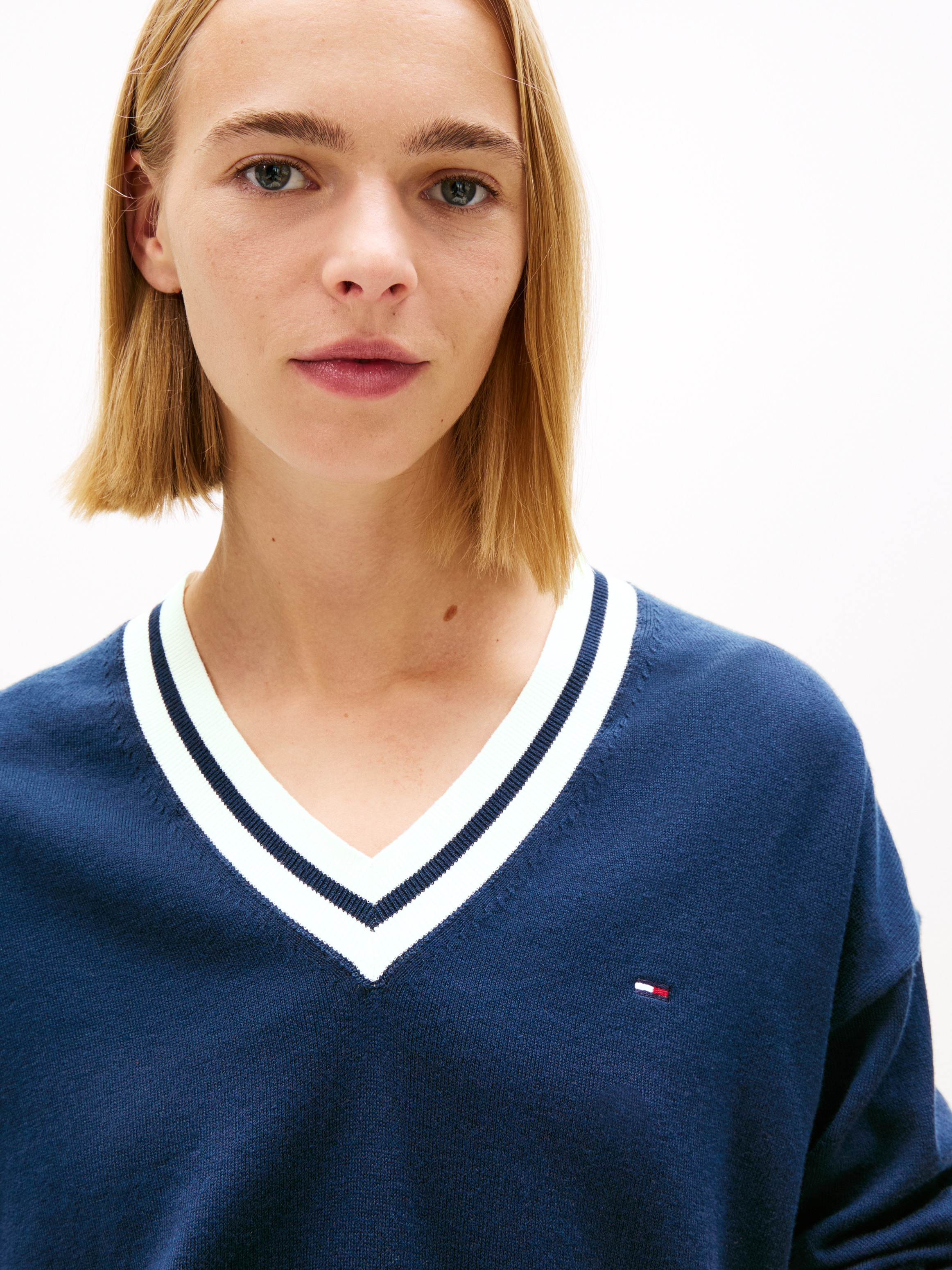 Tommy Jeans Strickpullover »TJW RLX V-NECK TIPPING SWEATER«