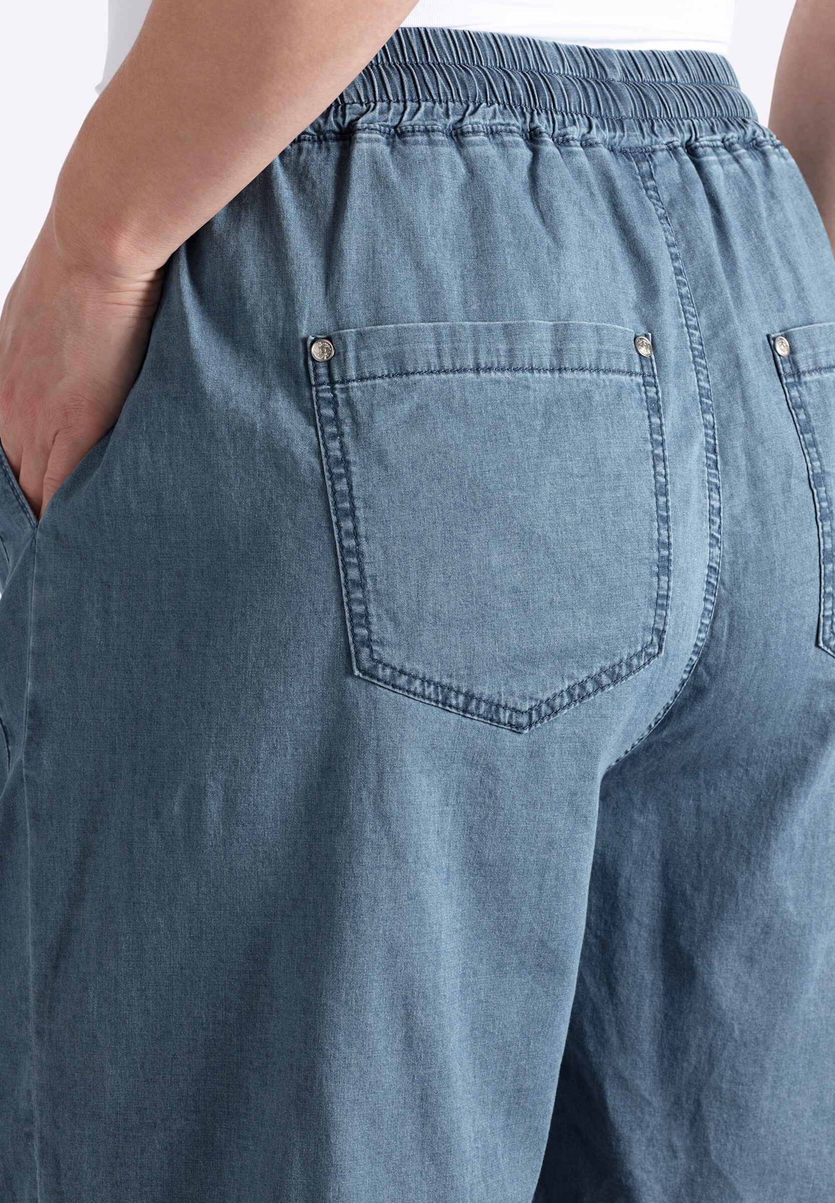 Sheego Jeansshorts »Jeans-Shorts Jeansshort mit Ziernieten hinten«