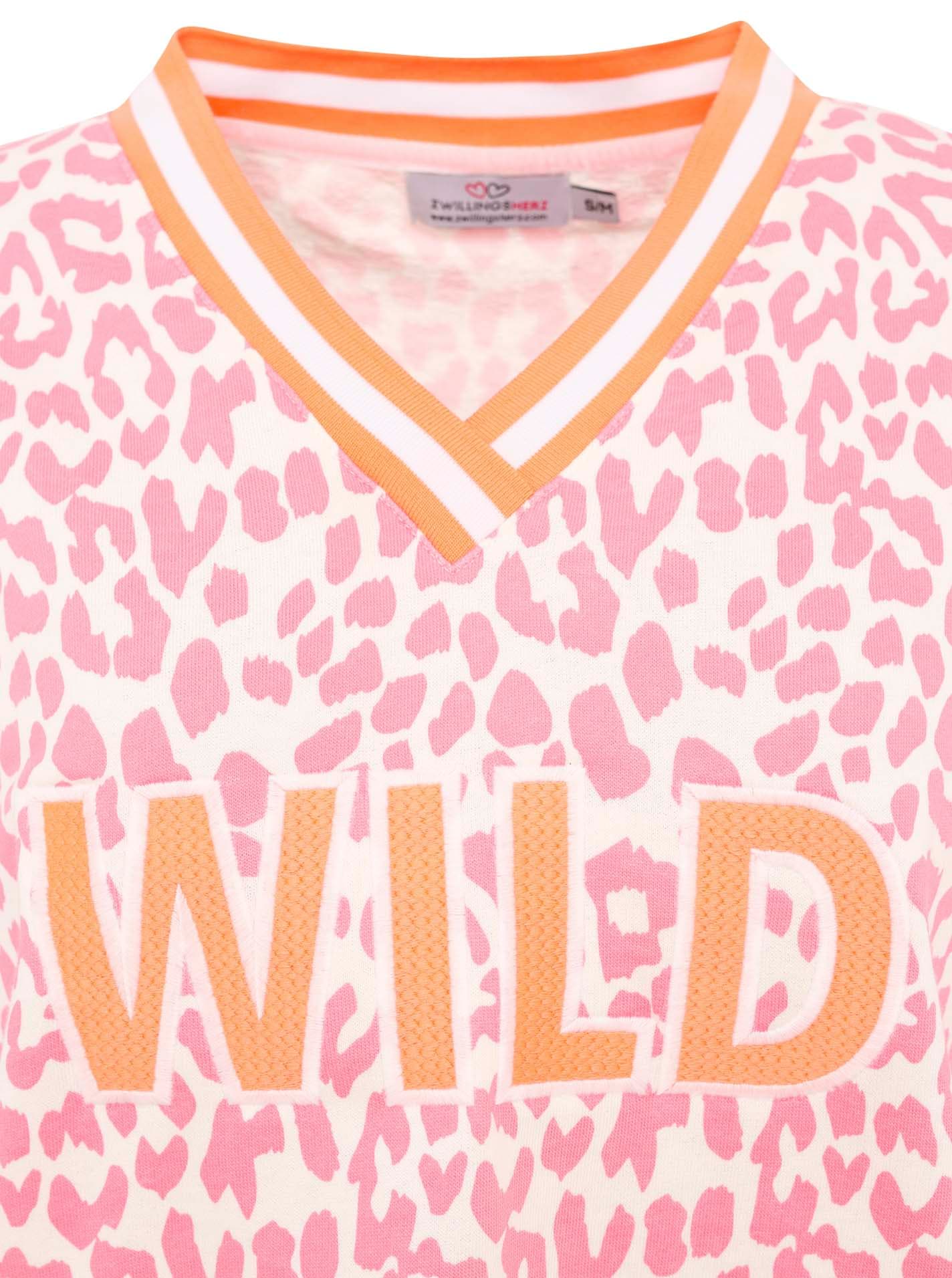 Zwillingsherz Sweatshirt »"Leo Pastell"«, mit V-Ausschnitt, gestreiften Bündchen und WILD Applikation