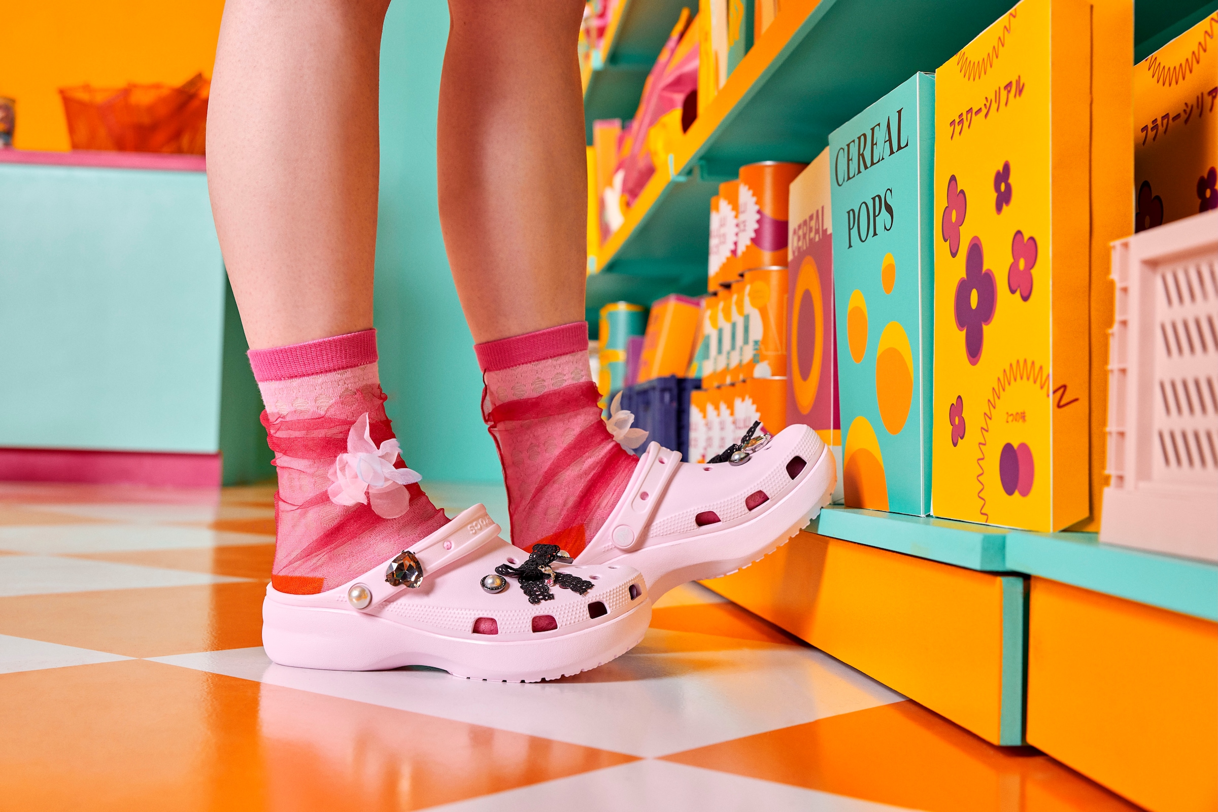 Crocs Clog »Classic Platform Pearl Clog«, Plateaschuh, Sandale mit Zierperlen