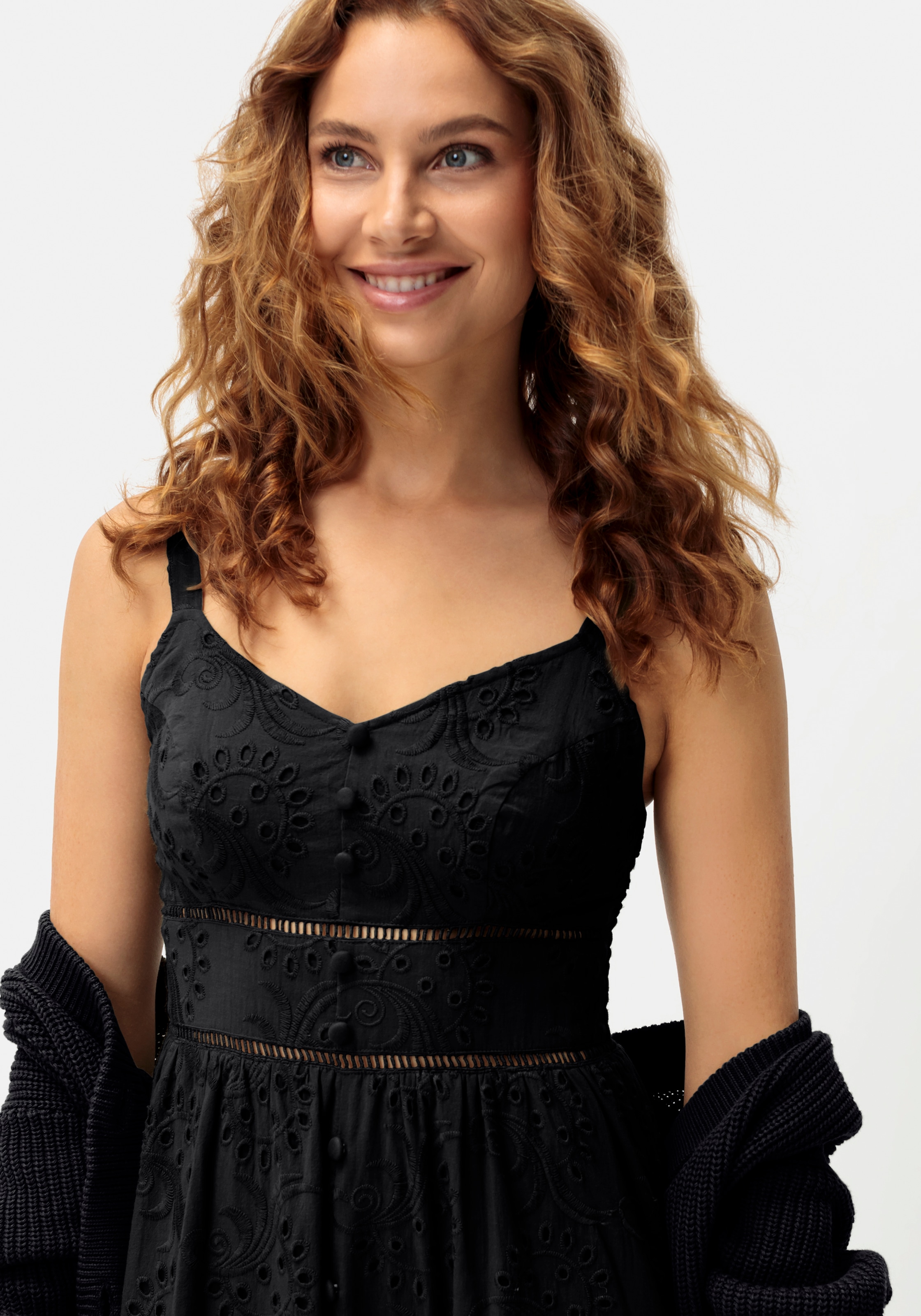 LASCANA Midikleid mit sommerlicher Lochstickerei