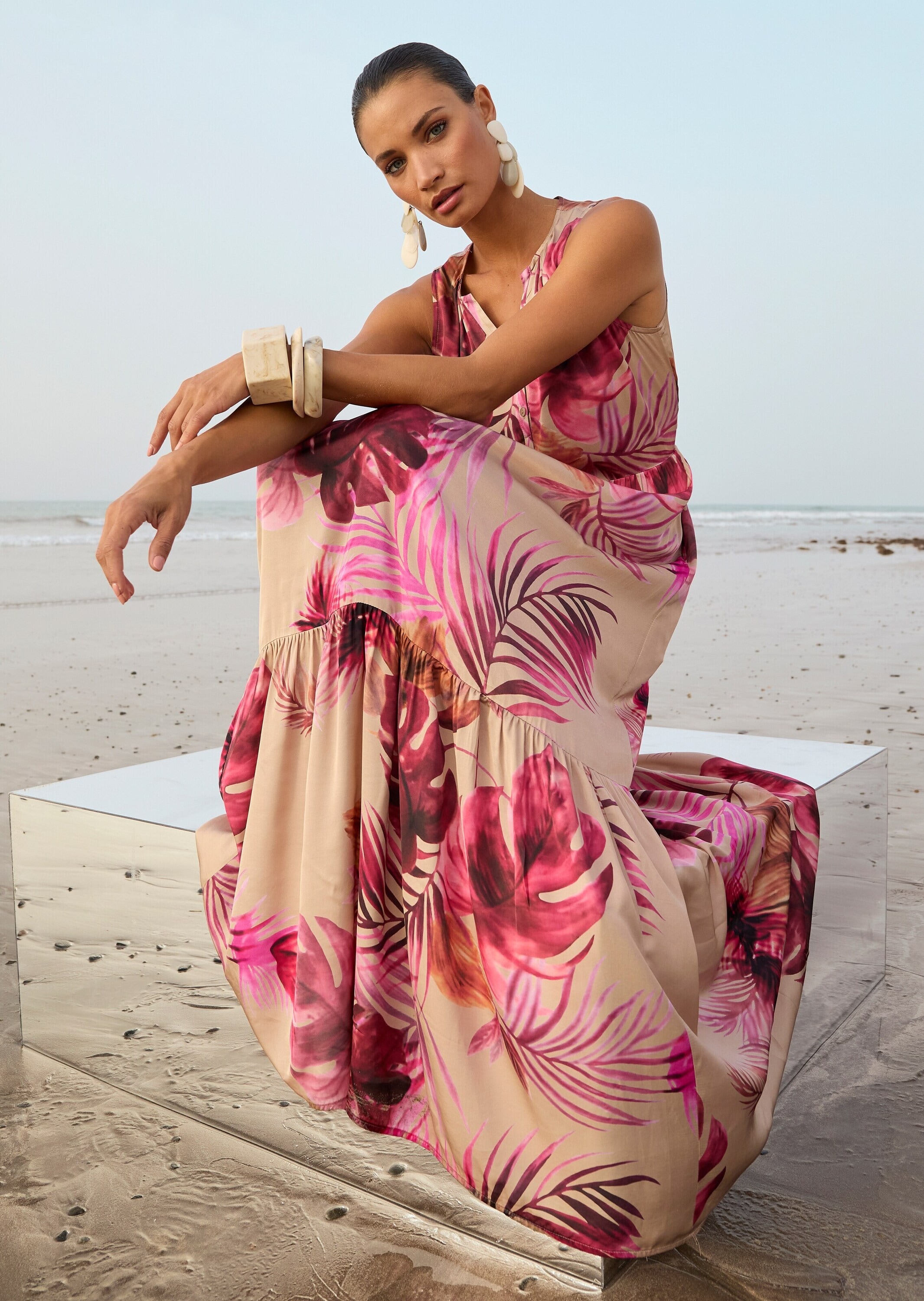 MADELEINE Midikleid »Sommerkleid Maxikleid mit floralem Print« Nahttasche Kleid mit Rundhalsausschnitt mit V-Blende und 2 Knöpfen, Rock in Stufen und Falten