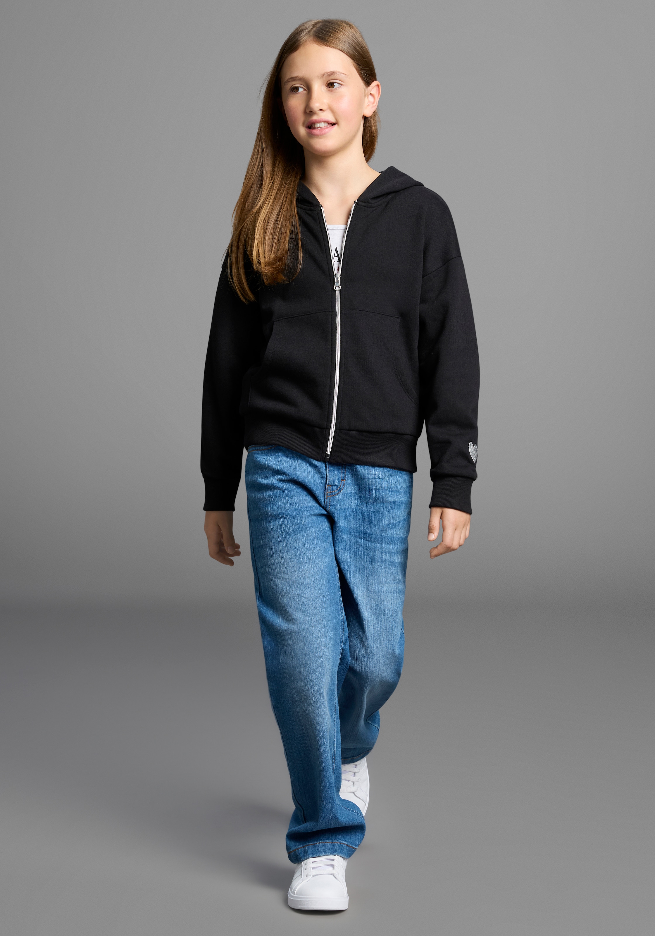 KIDSWORLD Kapuzensweatjacke »Lässige Sweatjacke mit kleinem Logo«, Lockere Form