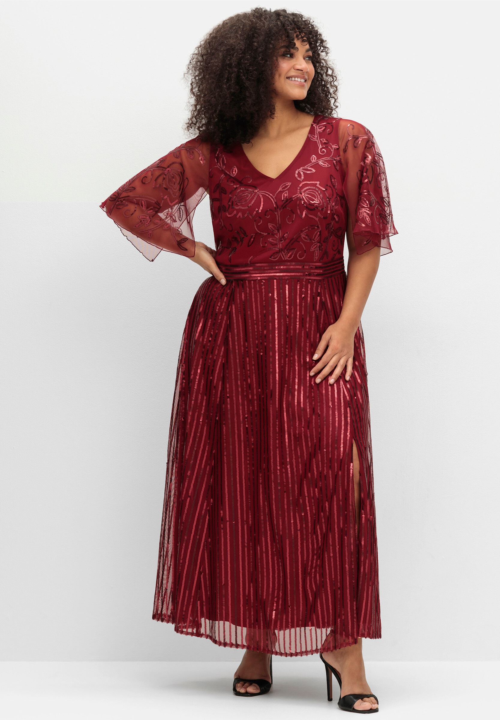 Sheego Cocktailkleid »Abendkleid Abendkleid mit Paillettenbesatz« Ohne Taschen mit Pailletten und Meshrock