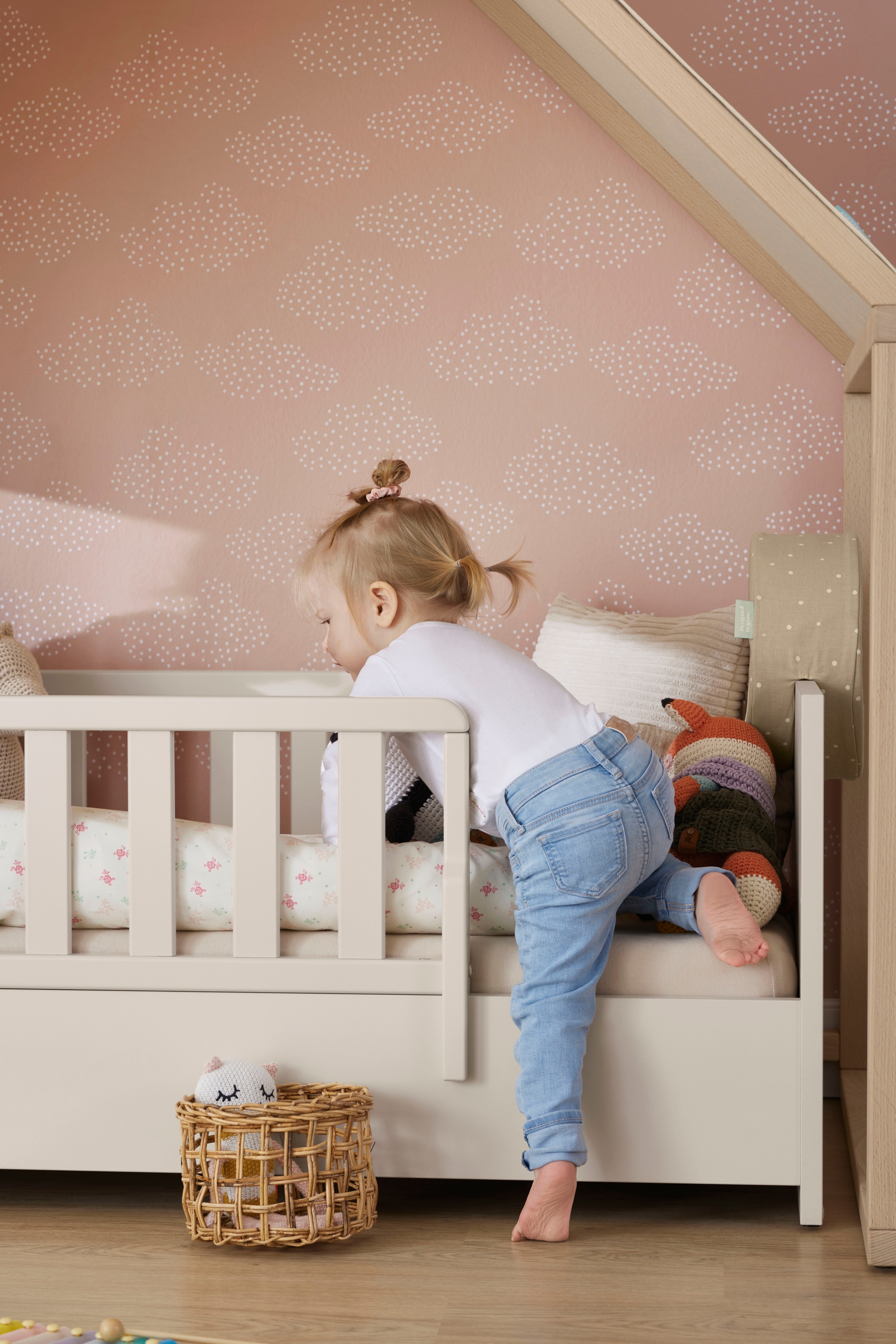 YUNY by PAIDI Babybett »LITTLE SNU 70x140cm in Beige oder Weiß, umbaubares Bodenbett« Kinderbett mit Rausfallschutz aus Massivholz, langlebiges Gitterbett