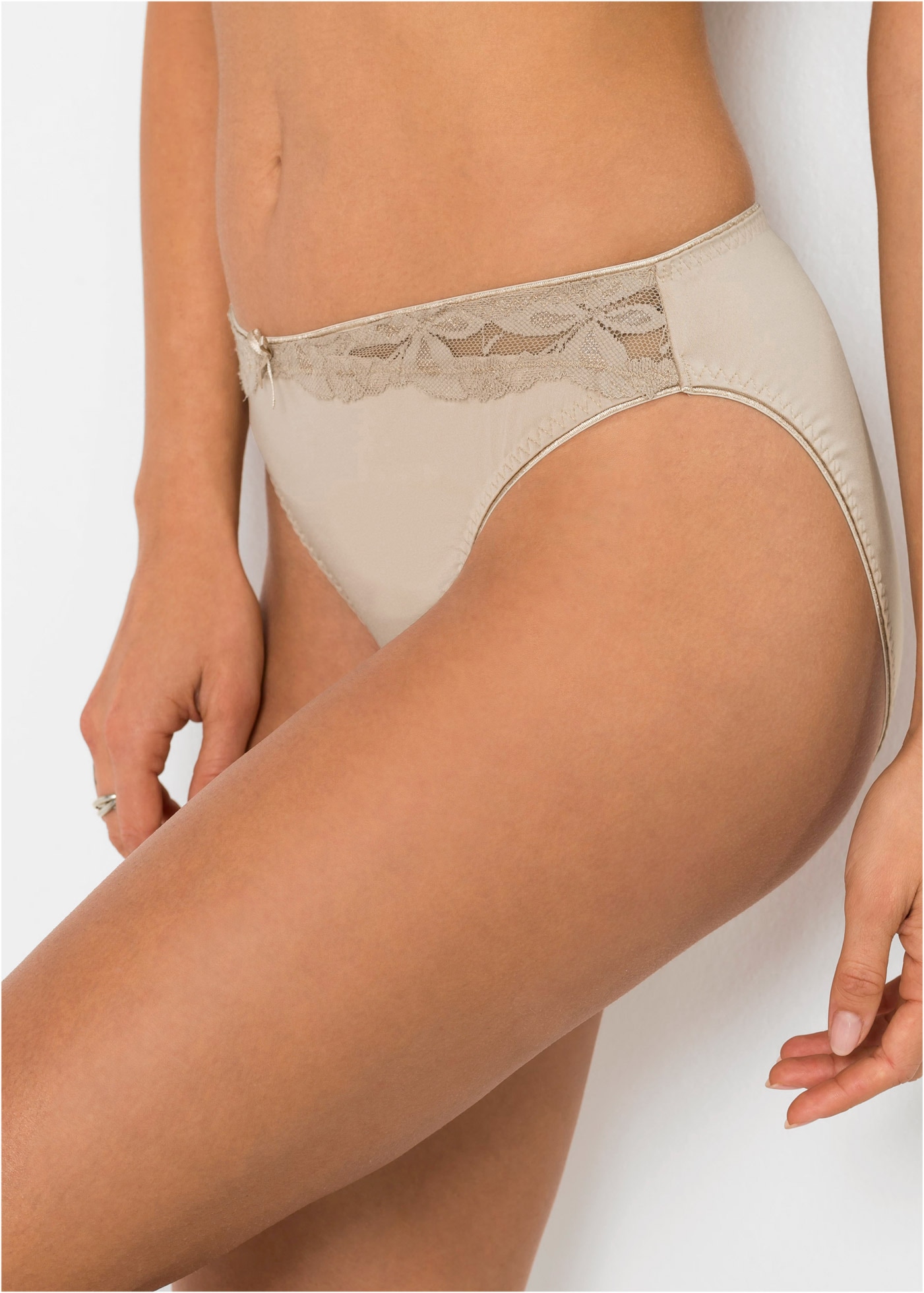 bonprix Slip »Slip mit Spitze (3er Pack)« Packung, 3 Stk. mit zweifarbigem Stickereieinsatz, mit zarter Spitze, 3er Pack