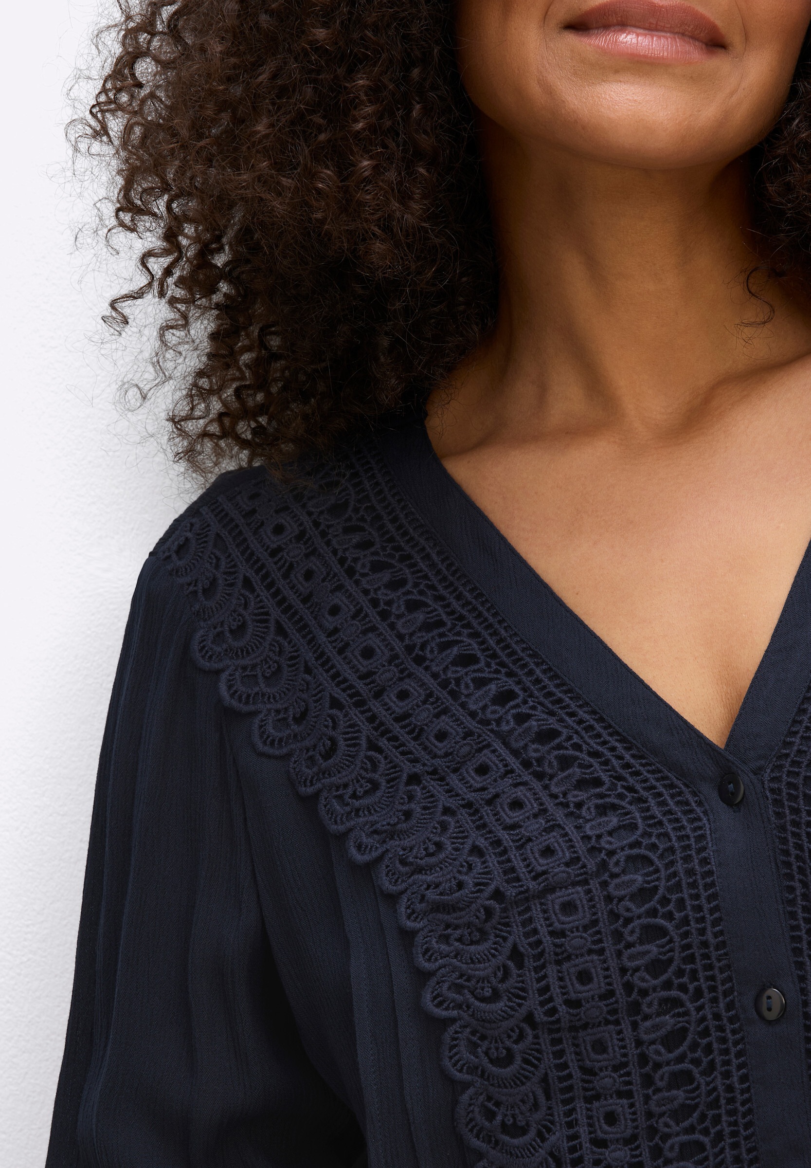 sheego by Joe Browns Klassische Bluse »Langarm-Bluse Langarm-Bluse mit Häkelspitze und Biesen«