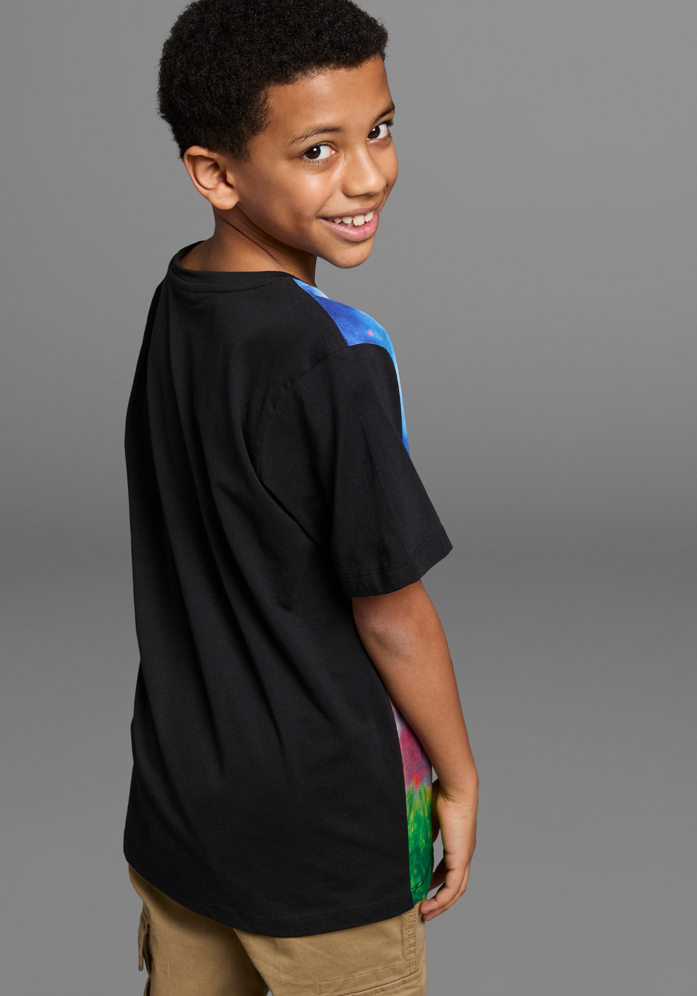 KIDSWORLD T-Shirt »Mit coolem FUSSBALL-Print«, Kurzarm, Basic-Passform, mit trendigem Druck, Rundhalsausschnitt