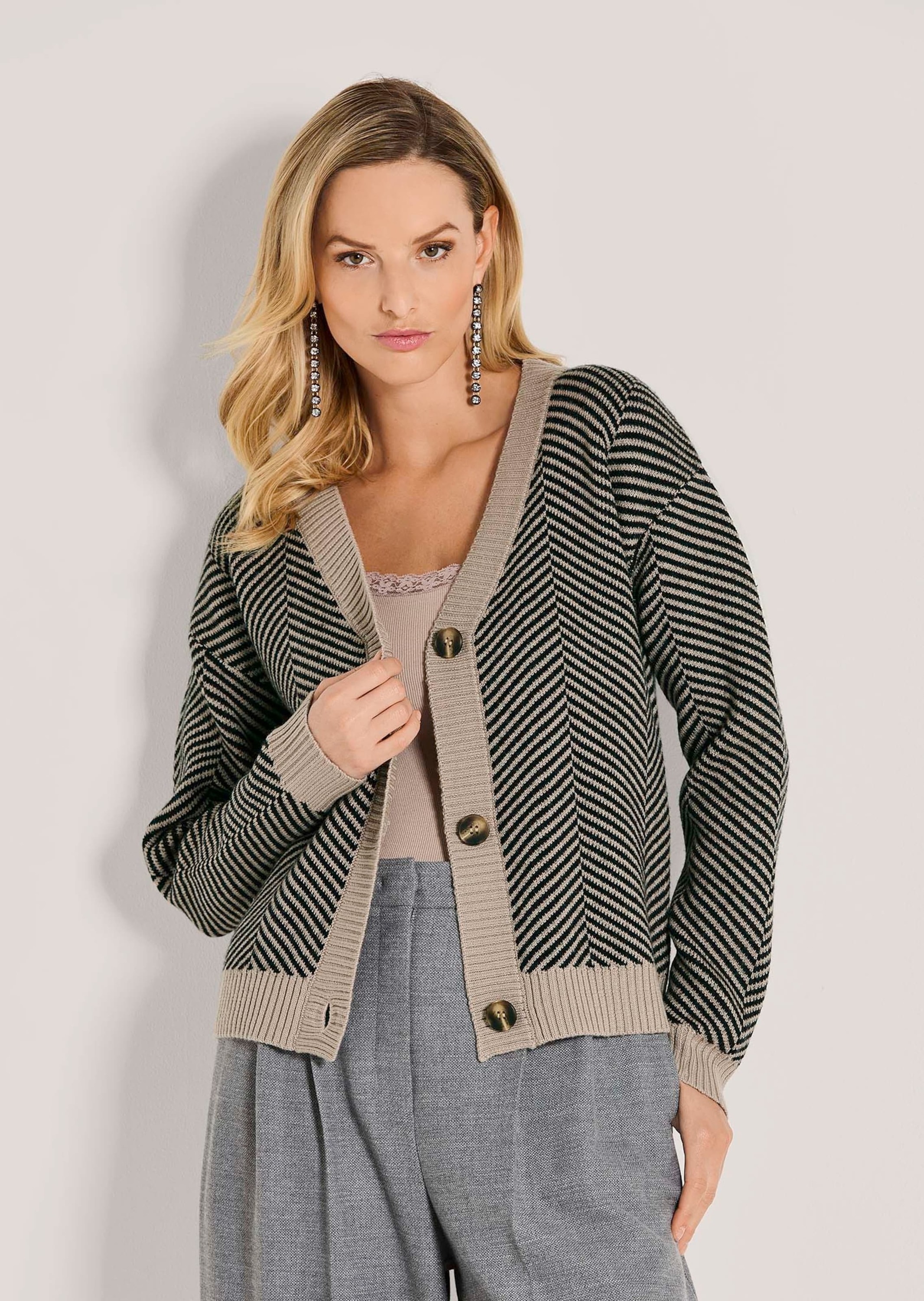 MADELEINE Strickjacke »Strickjacke Cardigan aus Schurwolle mit V-Ausschnitt« Strickjacke mit Jacquardmuster