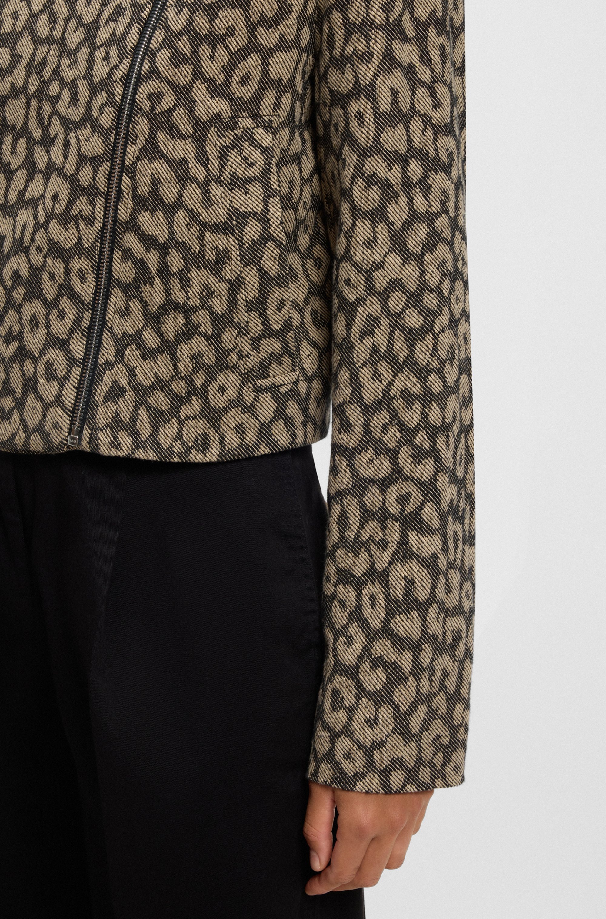 BOSS ORANGE Bikerjacke »Jaleo Premium Damenmode«, in Cropped-Länge, Leo-Jacquard