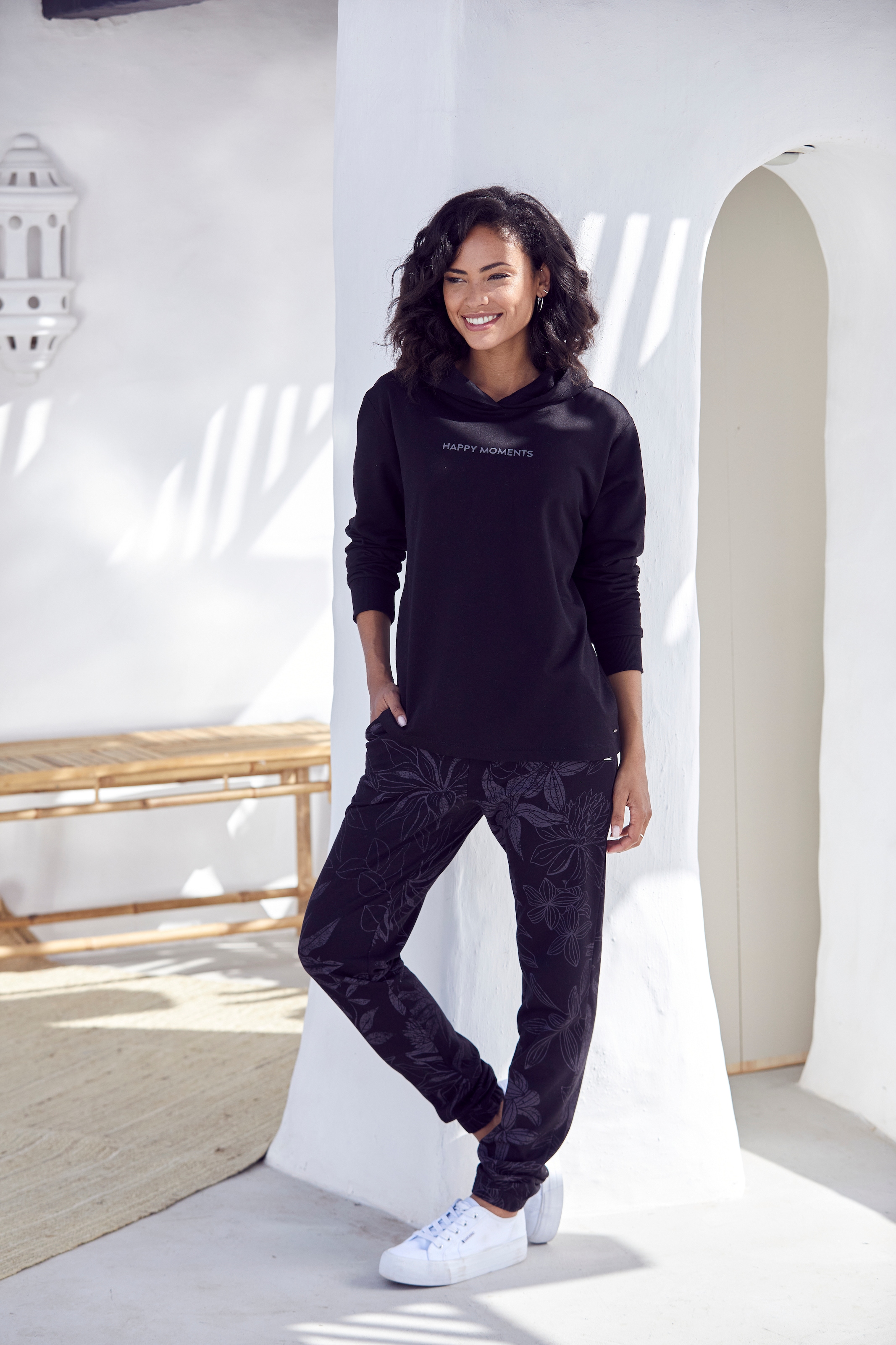 LASCANA Hoodie, mit dezentem Frontdruck, Loungeanzug