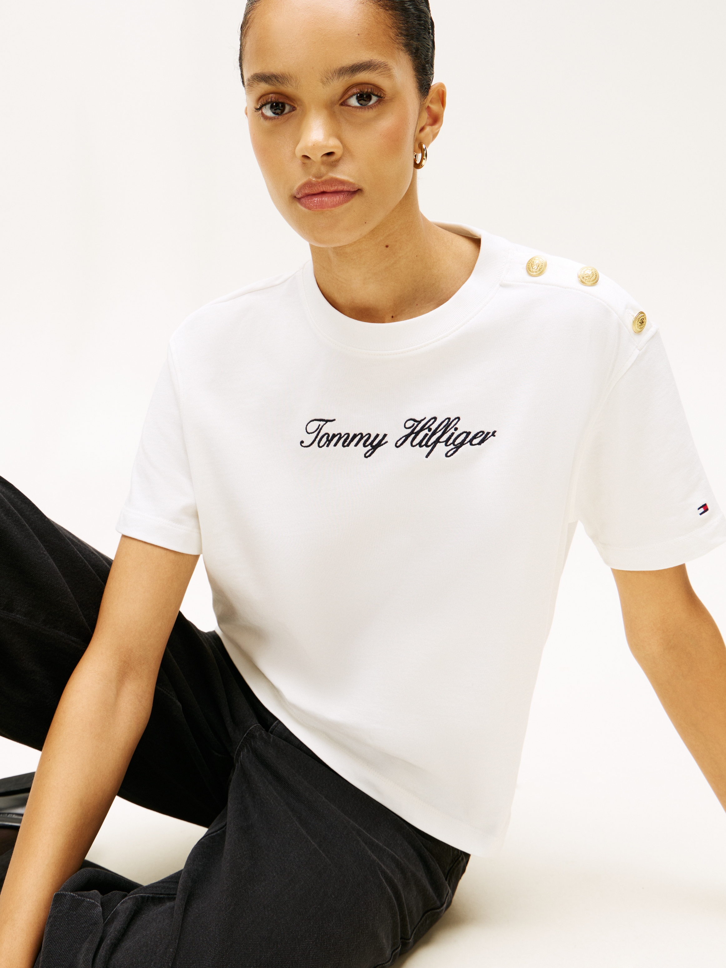 Tommy Hilfiger Kurzarmshirt »GOLD BTN SCRIPT MDRN SS TEE« mit goldfarbenen Knöpfen