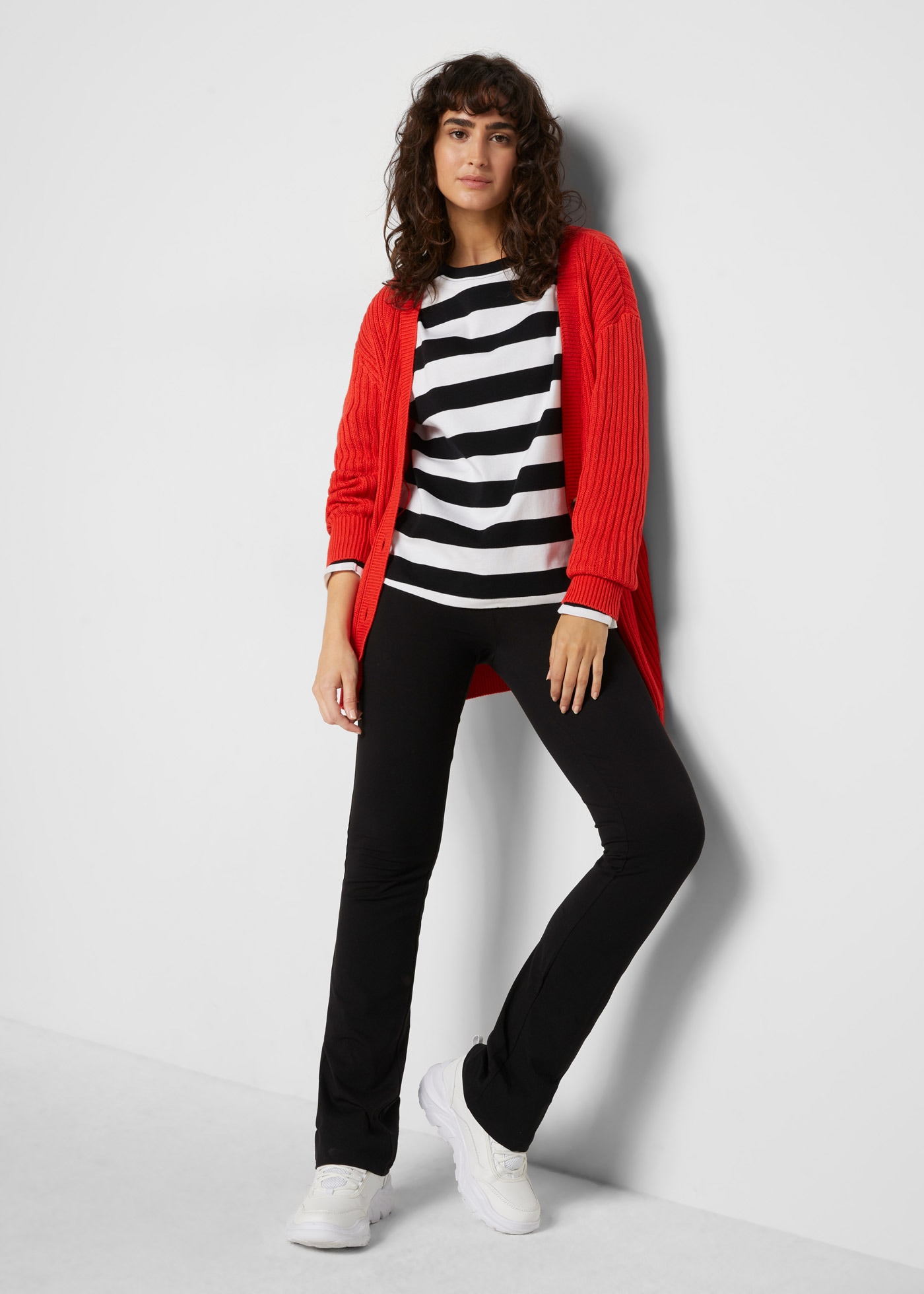 bonprix Langarmshirt 1 lässiger Oversize-Schnitt, überschnittene Schultern, Langarm-Design