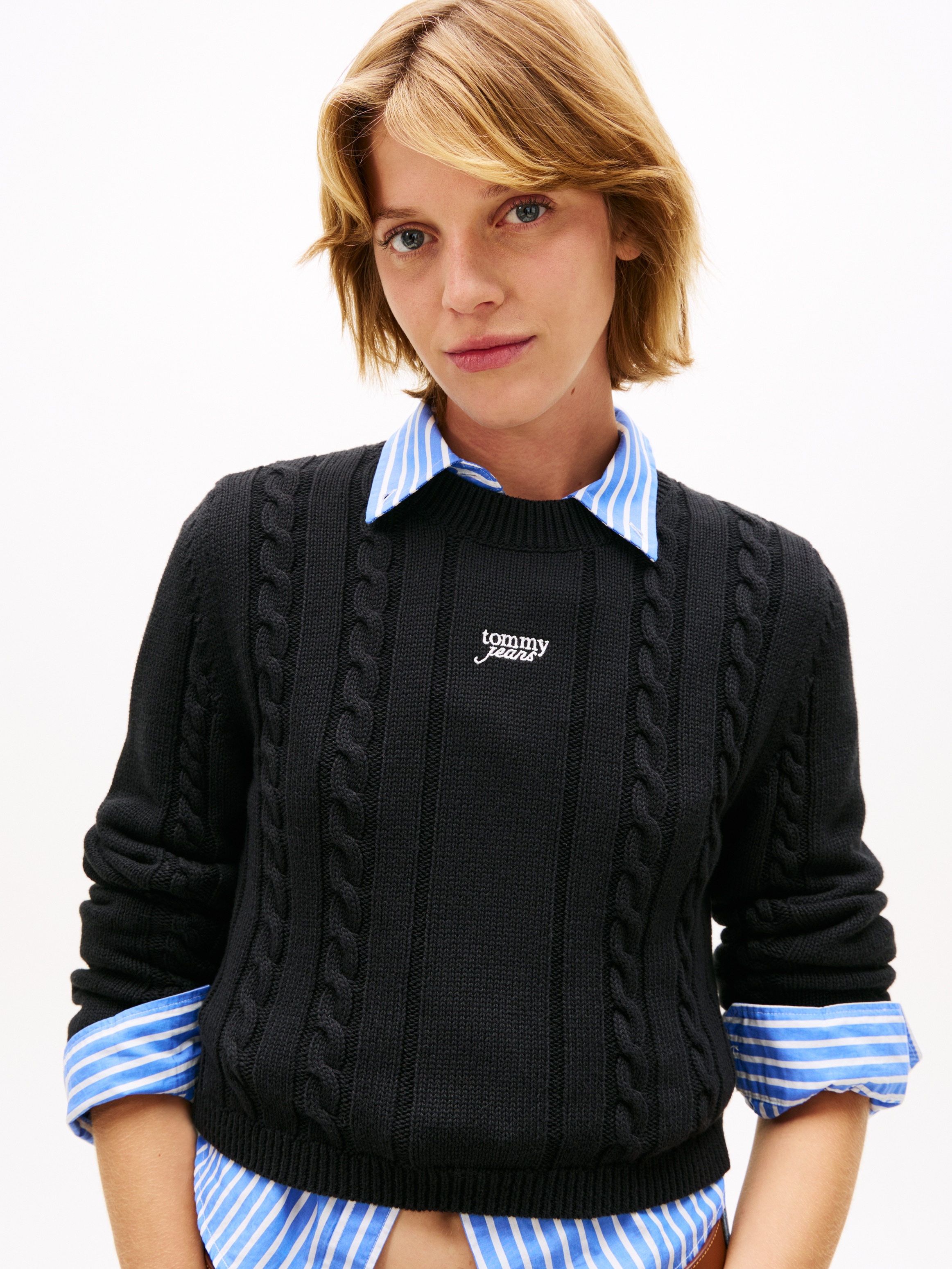 Tommy Jeans Strickpullover »TJW CABLE SCRIPT SWEATER« mit Zopfmuster