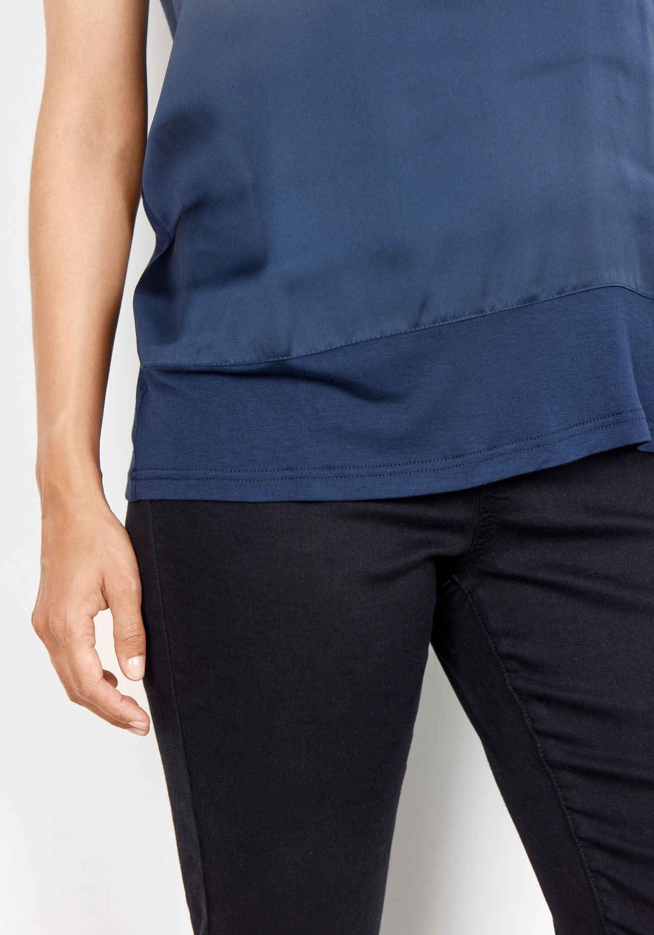 soyaconcept Shirtbluse »SC-Thilde6«, mit Bündchen und Vorderteil aus Satin, der Rücken aus Jersey