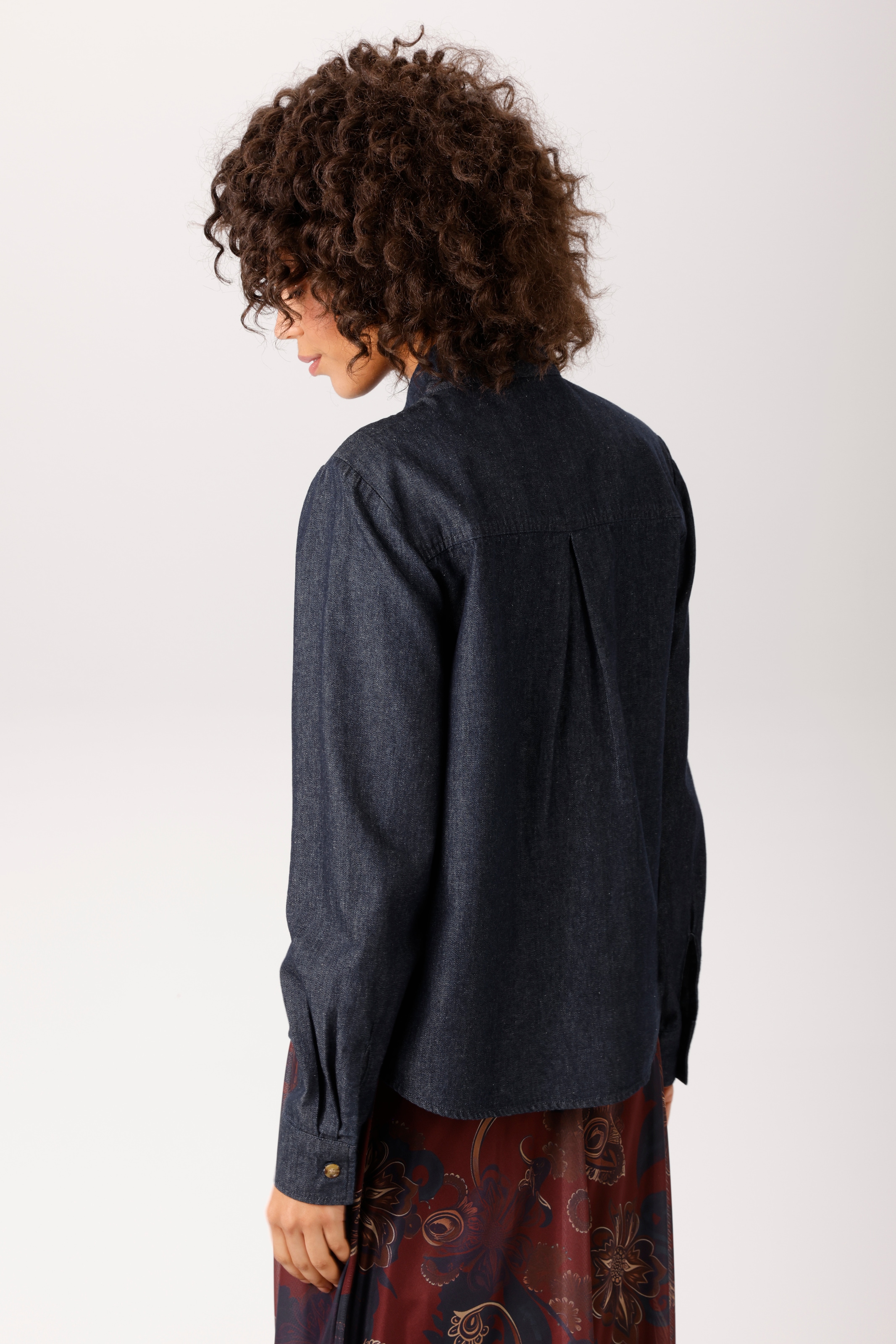 Aniston CASUAL Jeansbluse mit kleiner Schluppe am Rundhals-Ausschnitt - NEUE KOLLEKTION