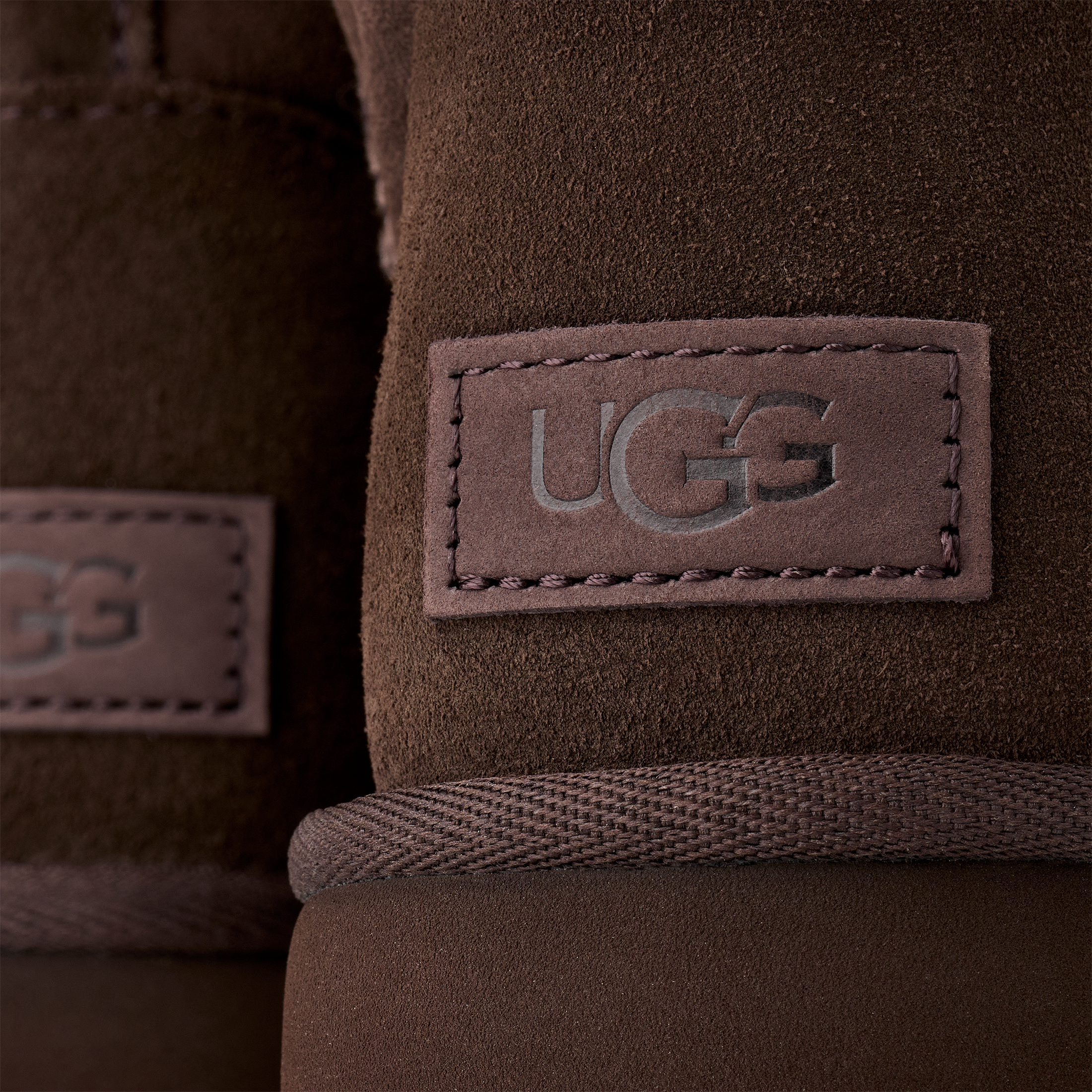 UGG Winterboots »Unisex, W CLASSIC MINI II«  Schlupfschuh, Kurz-Boots mit Ziernähten