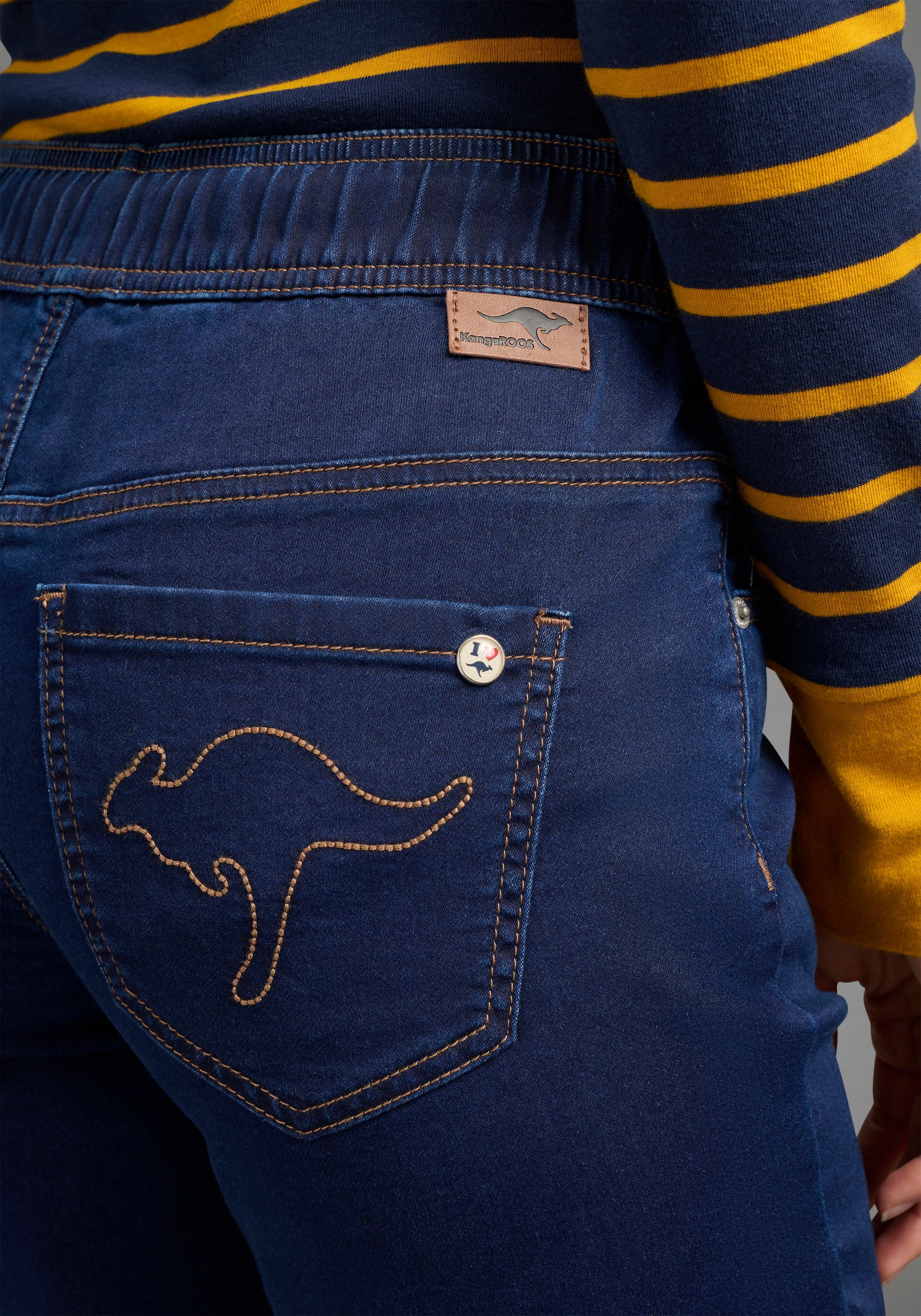 KangaROOS Jogg Pants mit Eingrifftaschen, Gesäßtaschen und Coinpocket, gerader Straight-Fit