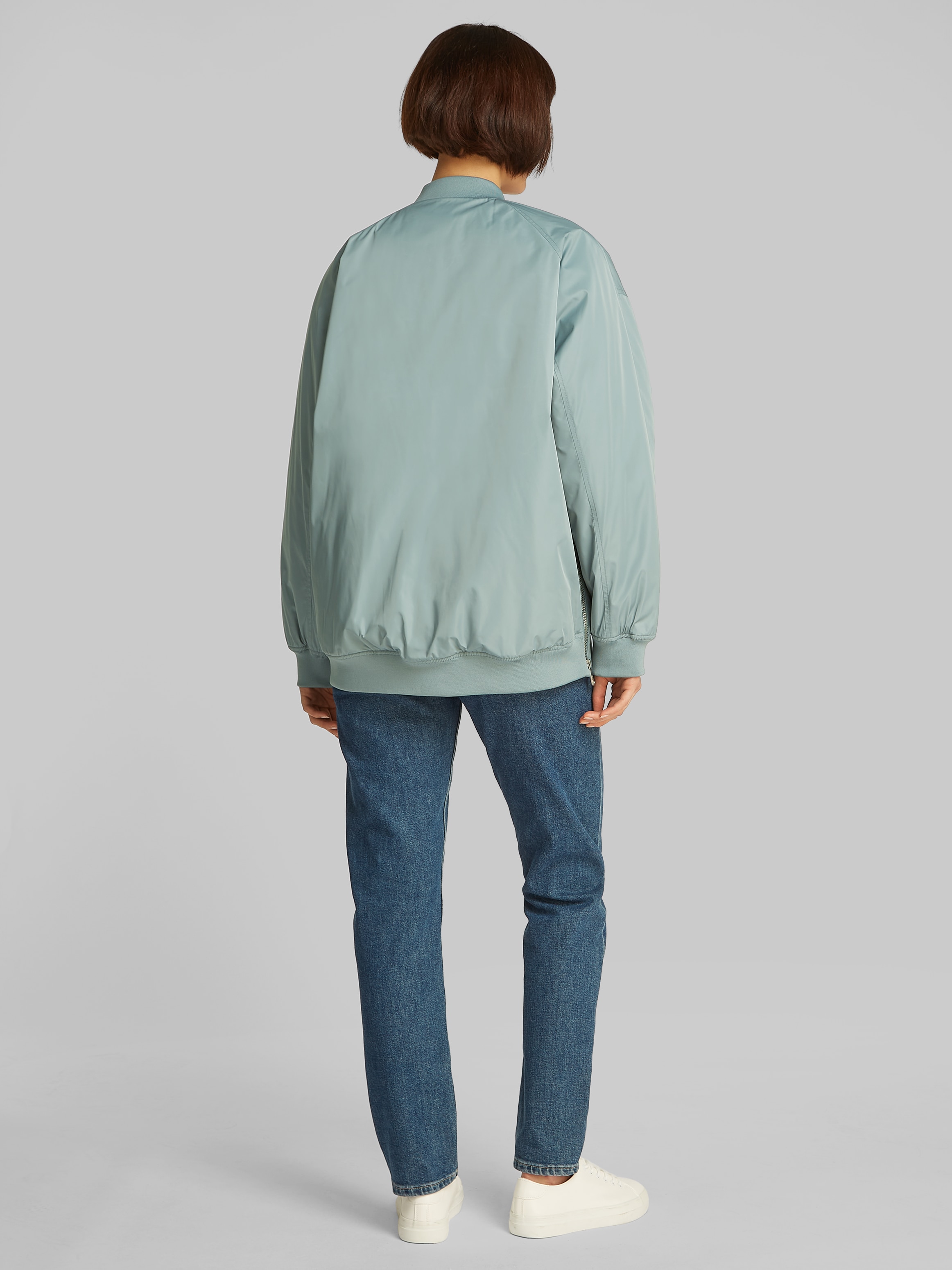 Calvin Klein Jeans Bomberjacke »LONG BOMBER«, mit Logodruck, Rumpfabschluss verengt durch Gummizug