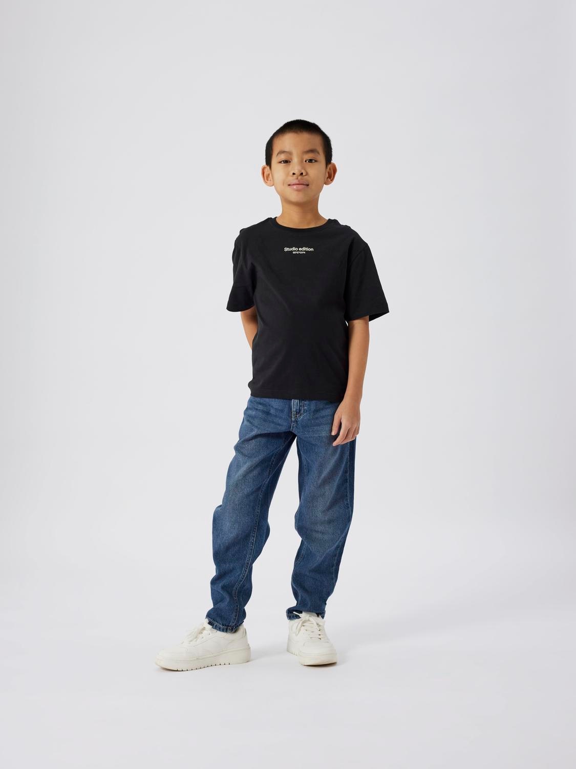 Name It T-Shirt »NKMBRODY SS NREG TOP NOOS«, mit dezentem Frontmotiv