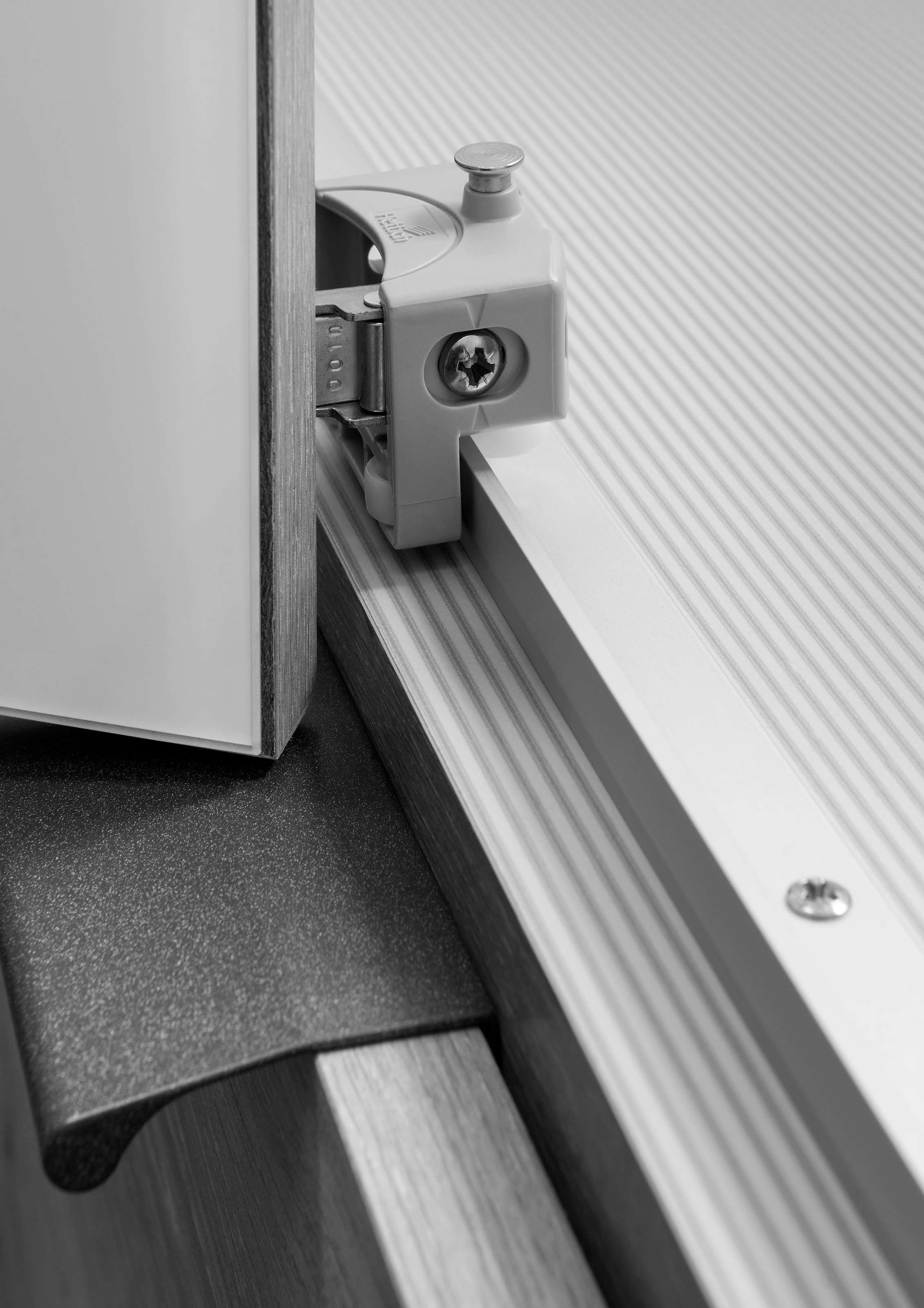 WIEMANN Falttürenschrank »Monaco« mit Teil-Glasfront sowie hochwertige Beschläge