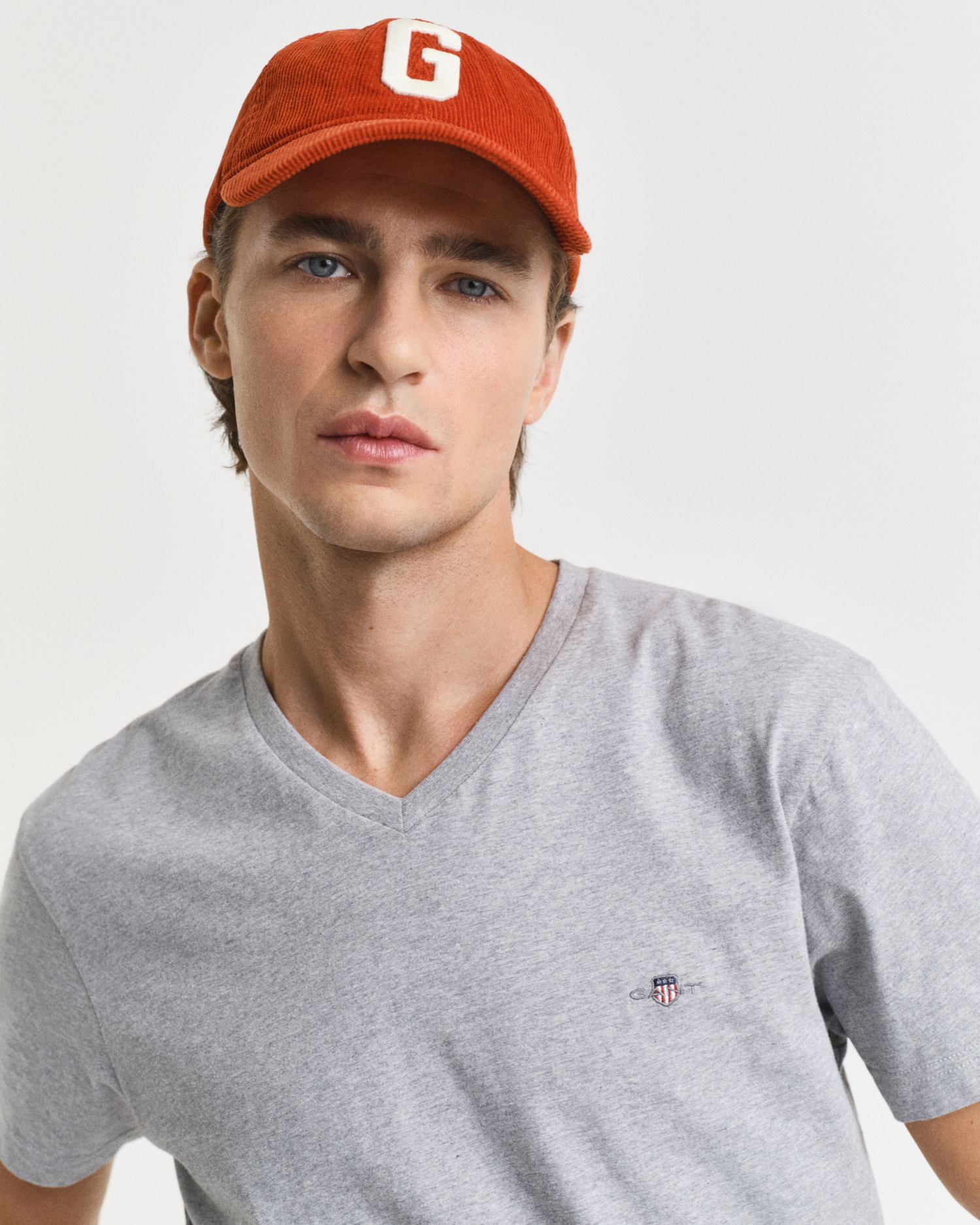 Gant T-Shirt »SLIM SHIELD V-NECK T-SHIRT«, mit einer kleinen Logostickerei auf der Brust