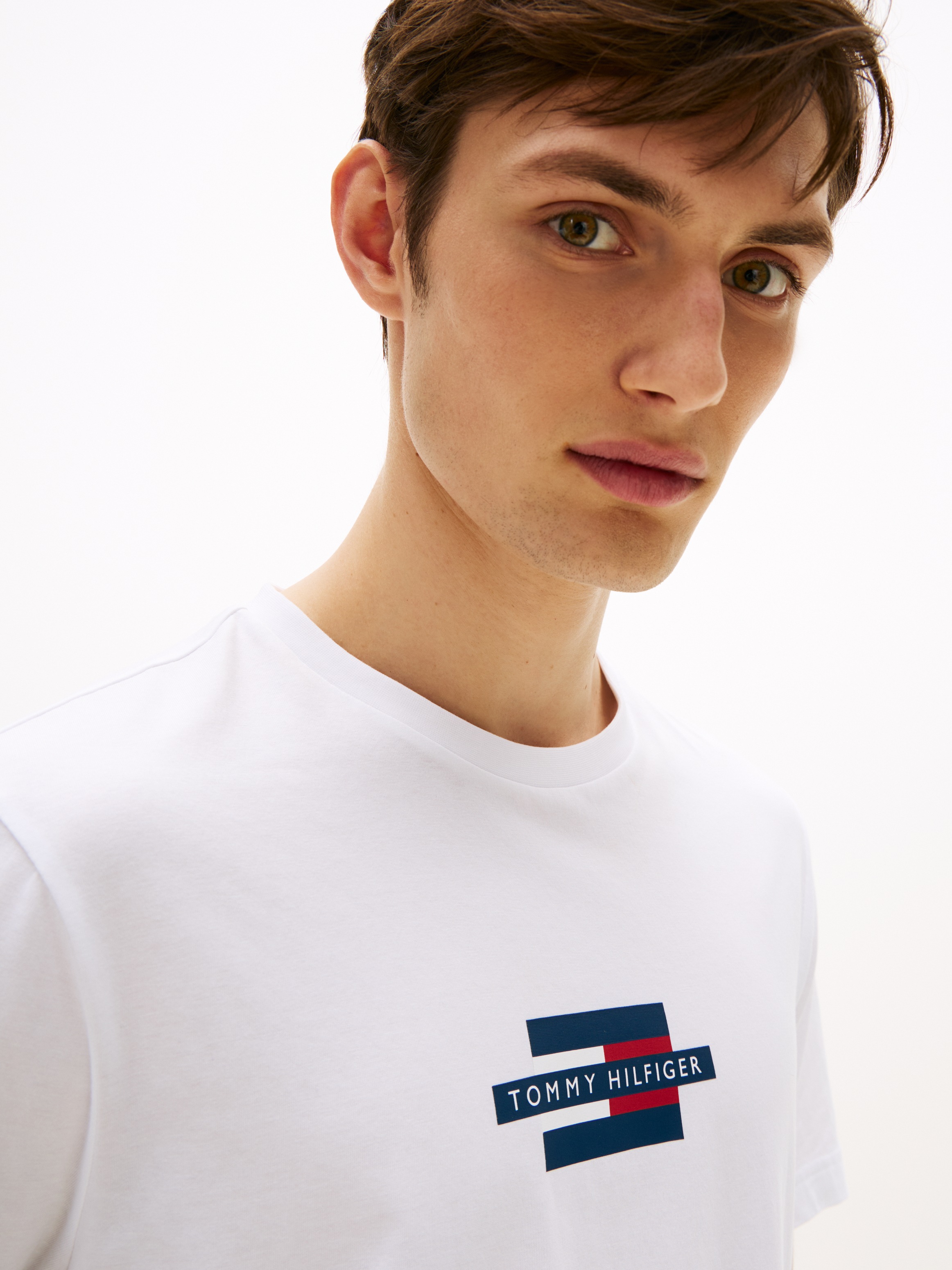 Tommy Hilfiger Kurzarmshirt »FLAG BOX TEE«, Mit Rundhalsausschnitt