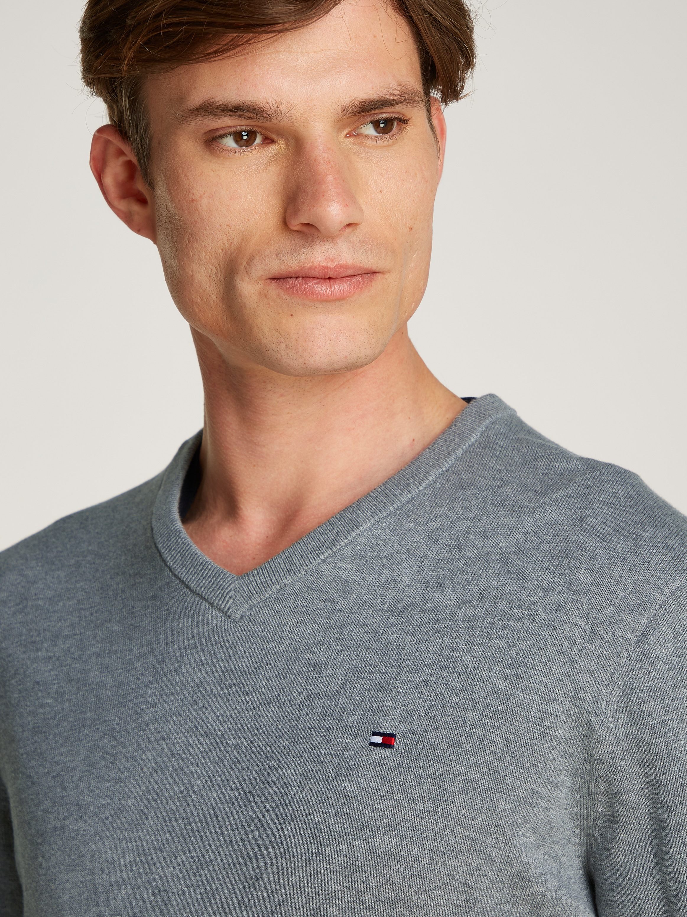 Tommy Hilfiger Strickpullover »ESSENTIAL COTTON V NECK mit V-Ausschnitt und Stickerei«, unifarben, casual, regular fit, Baumwolle, V-Ausschnitt