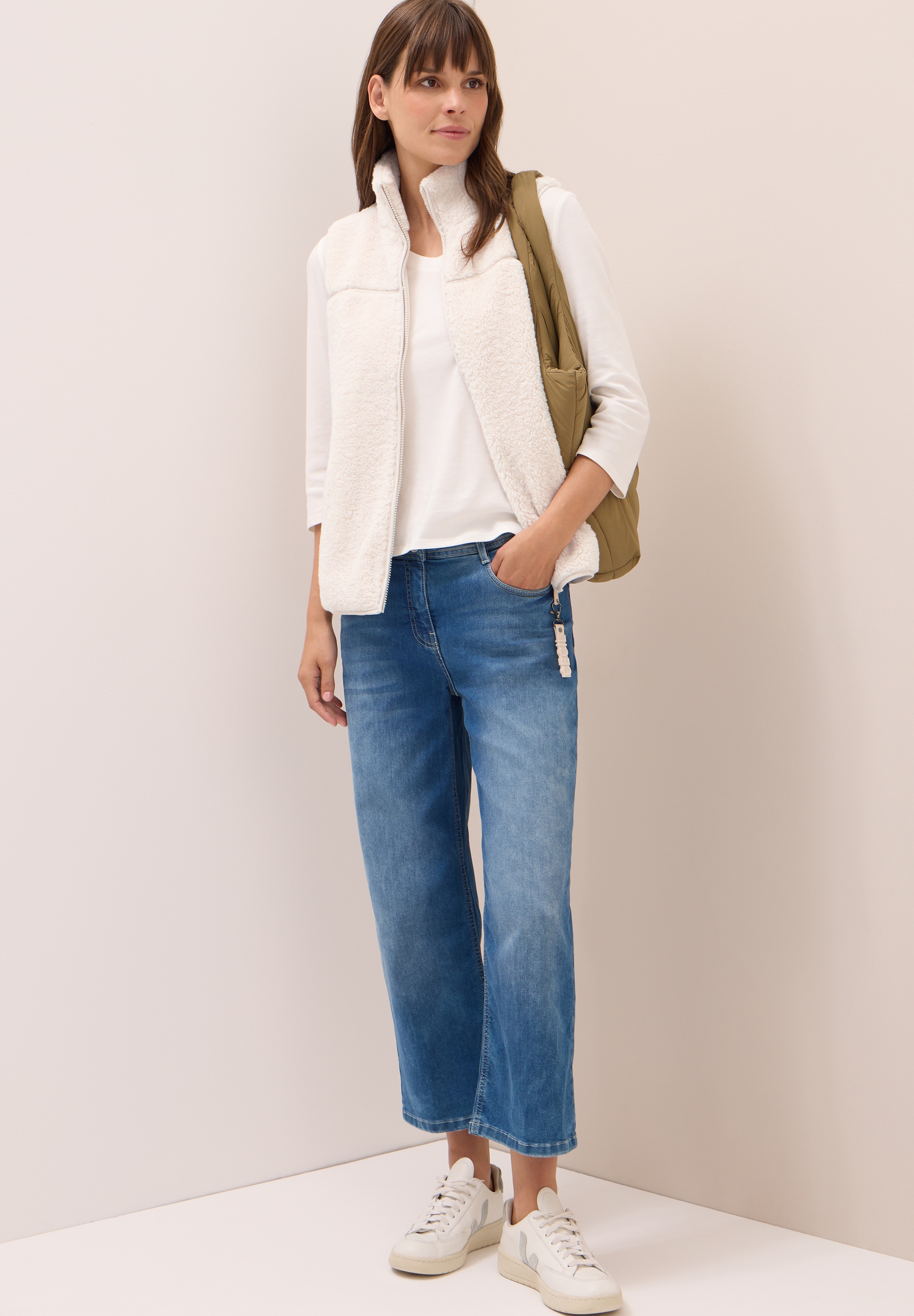Cecil Plüschweste, im sportlichen Look