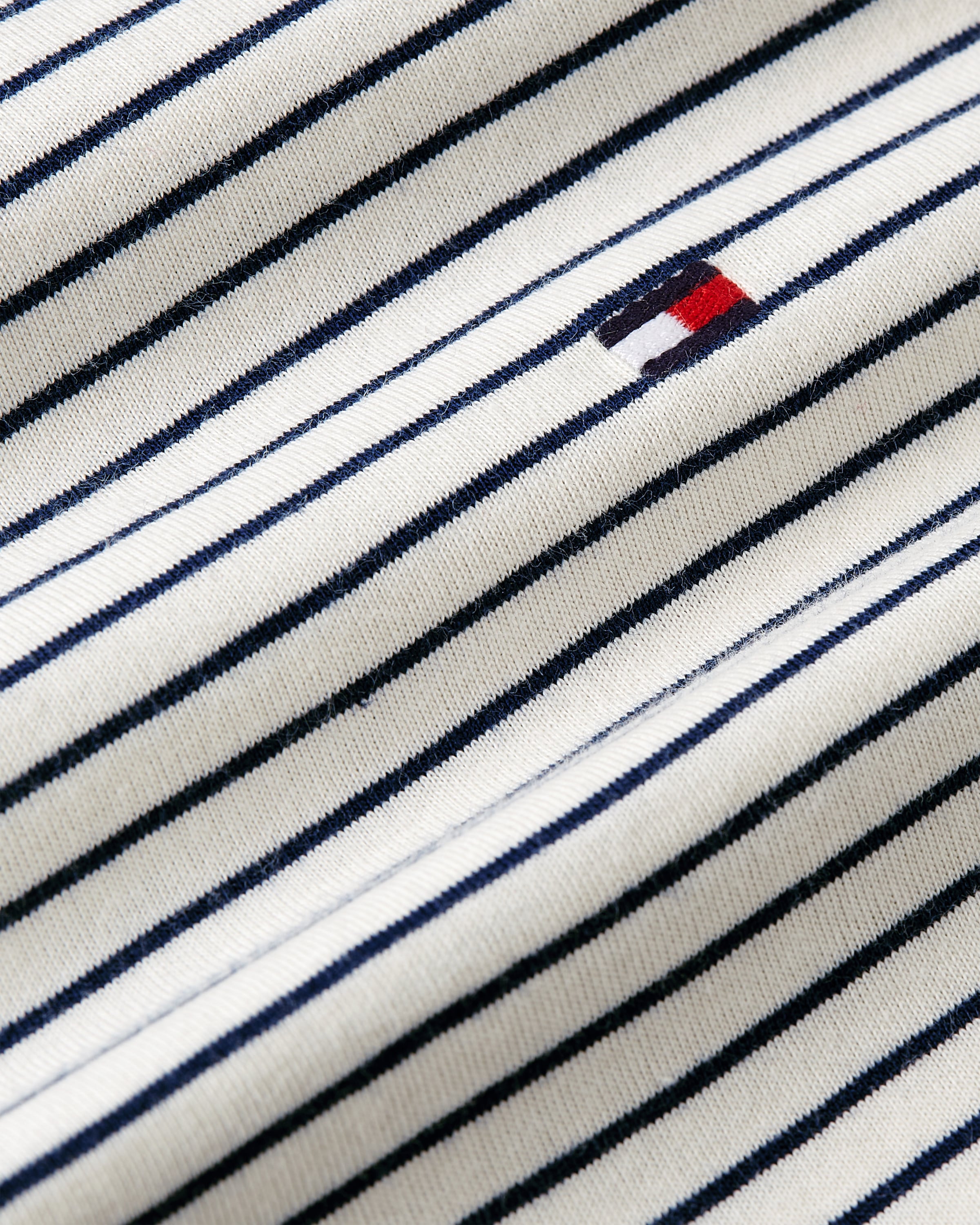 Tommy Hilfiger T-Shirt »ESSENTIAL REG FIT SOLID TEE«, mit Rundhalsausschnitt