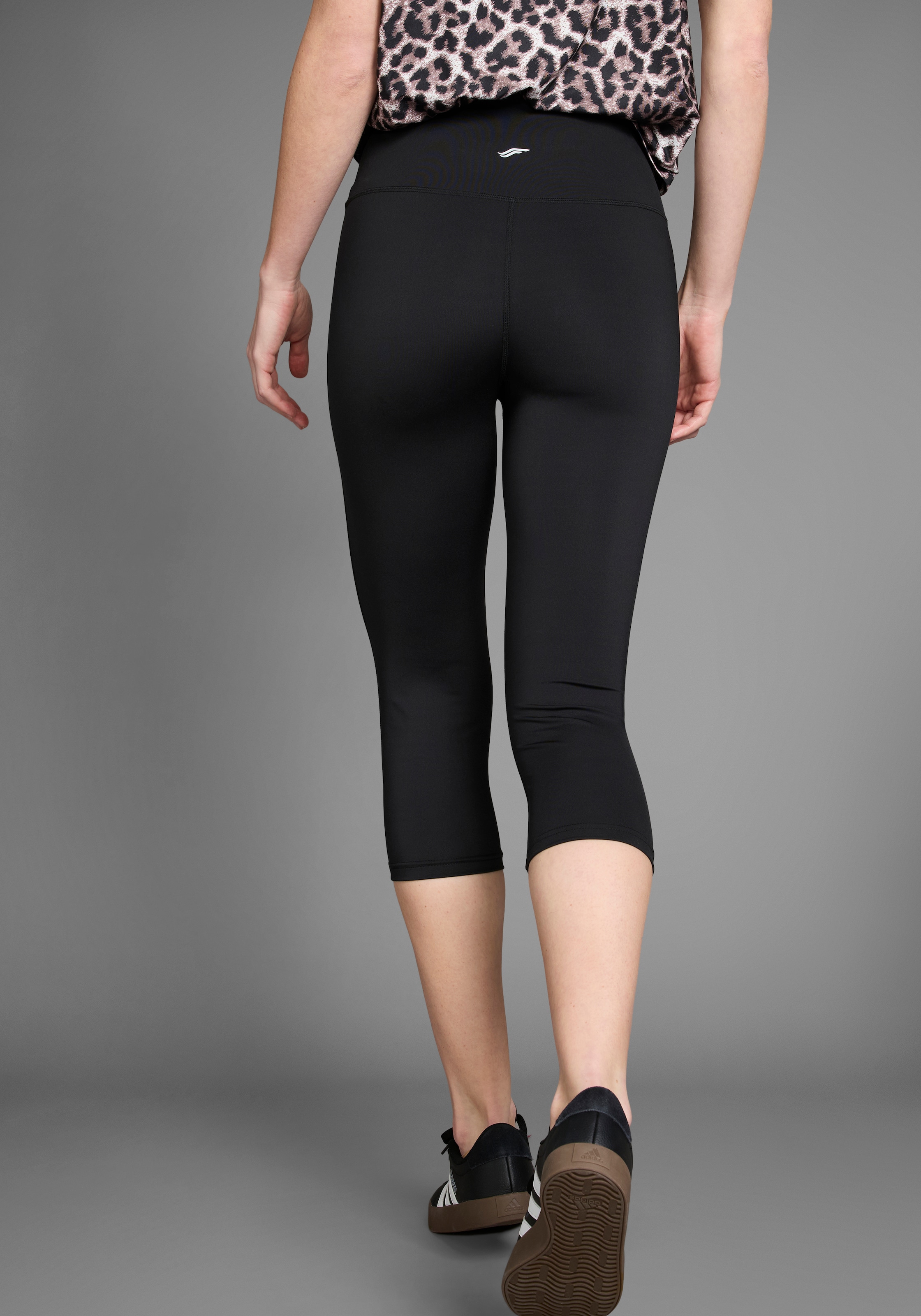 FAYN SPORTS Caprileggings, mit Figur formenden Nähten und hohem Bund