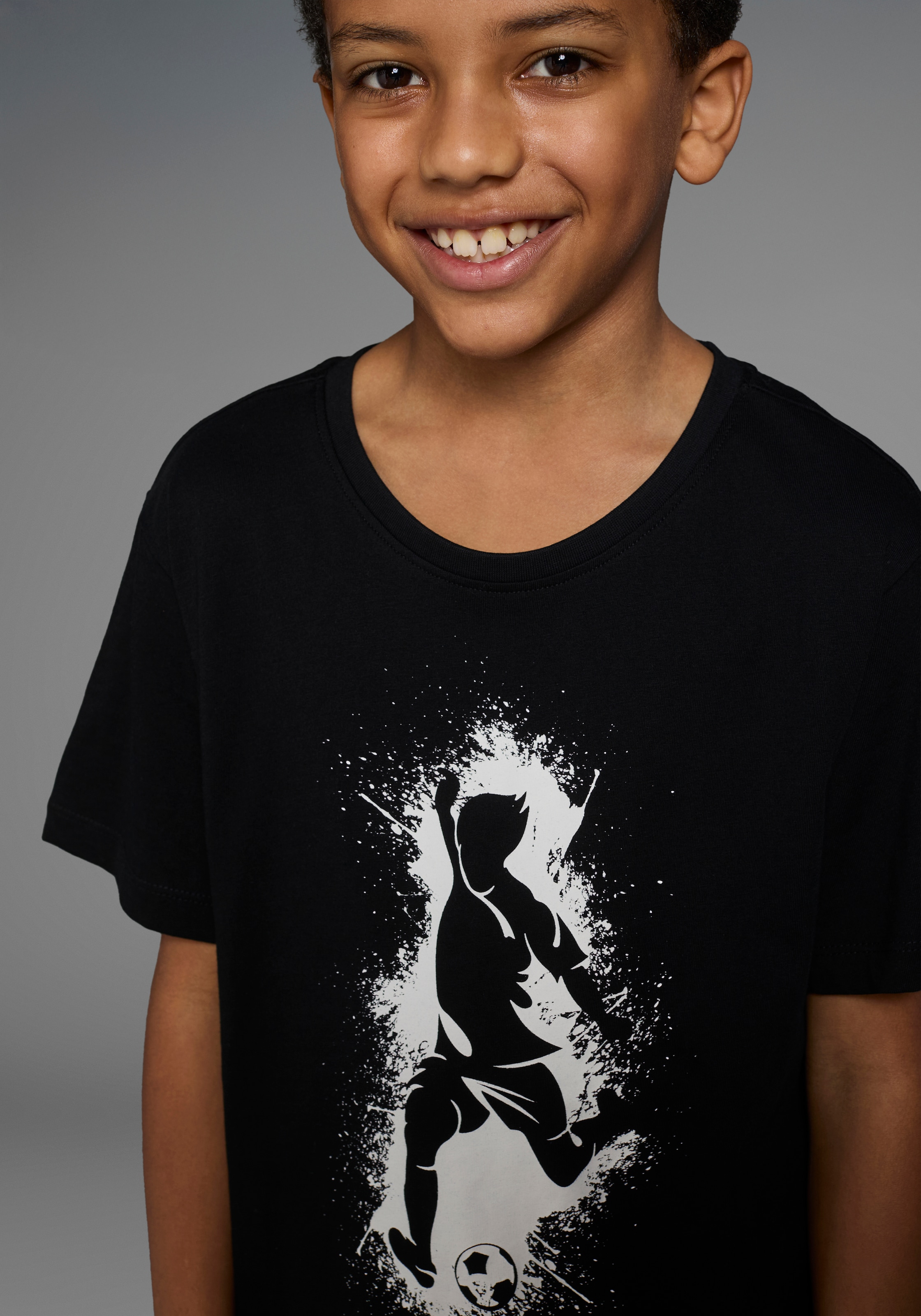 KIDSWORLD T-Shirt »Mit lässigem FUSSBALLER - Druck«, Kurzarm, Basic-Passform, mit stylischem Druck, Rundhalsausschnitt