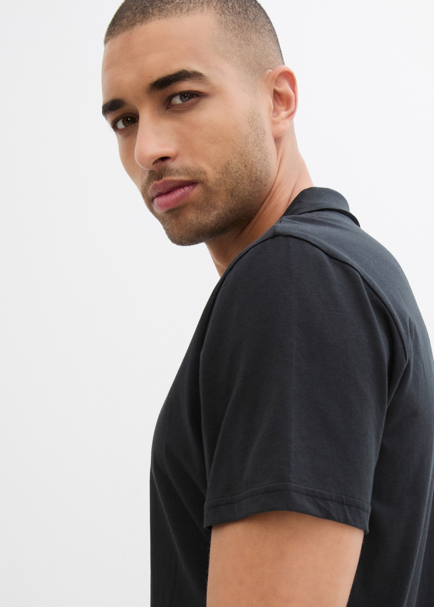 bonprix Poloshirt Basic-Form, kurze Druckknopfleiste, Umlegekragen, reine Baumwolle