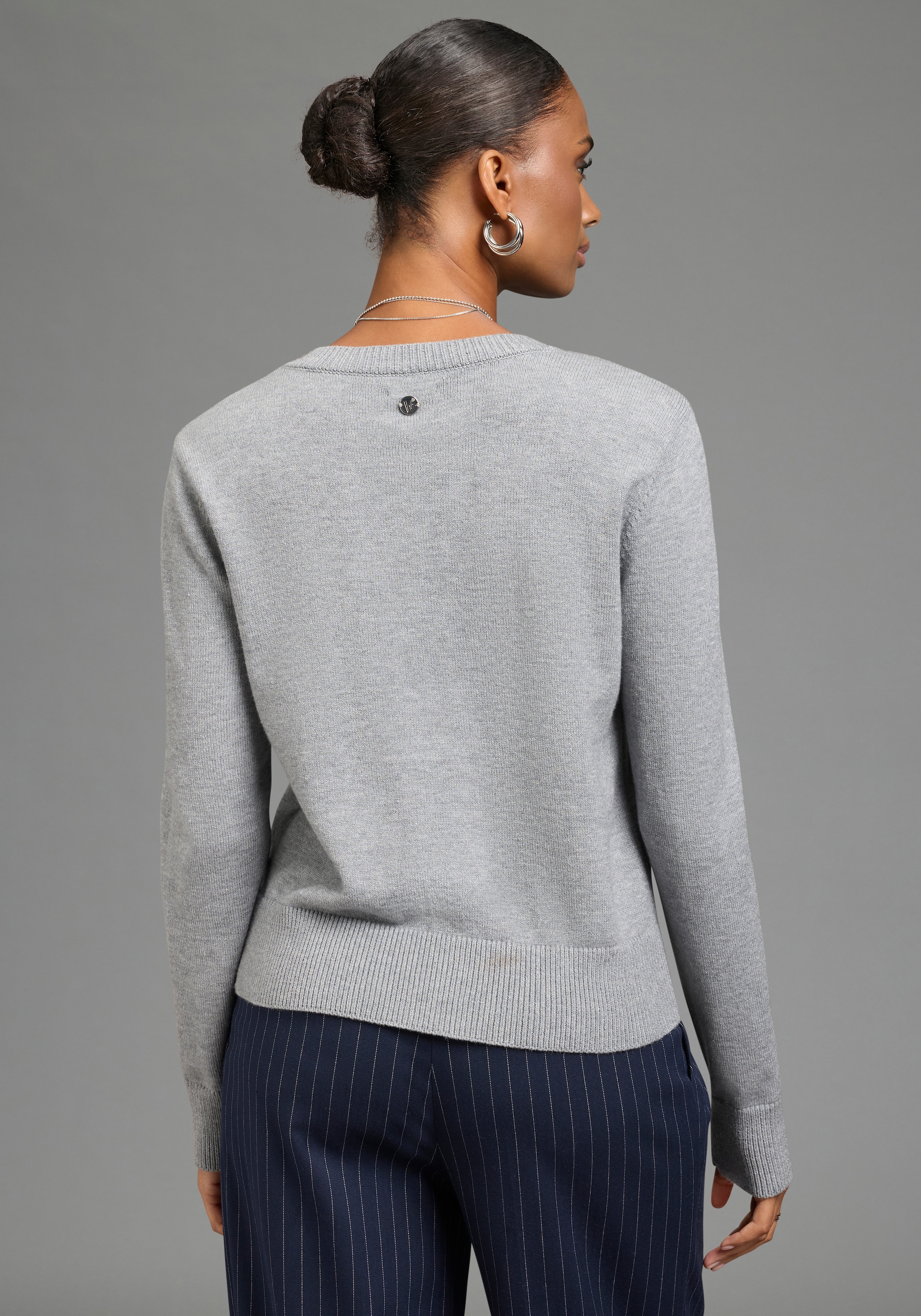 Bruno Banani Cardigan »mit markanten Knöpfen« figurbetonte Passform, hüftlange Schnittform, mit Rundhalsausschnitt