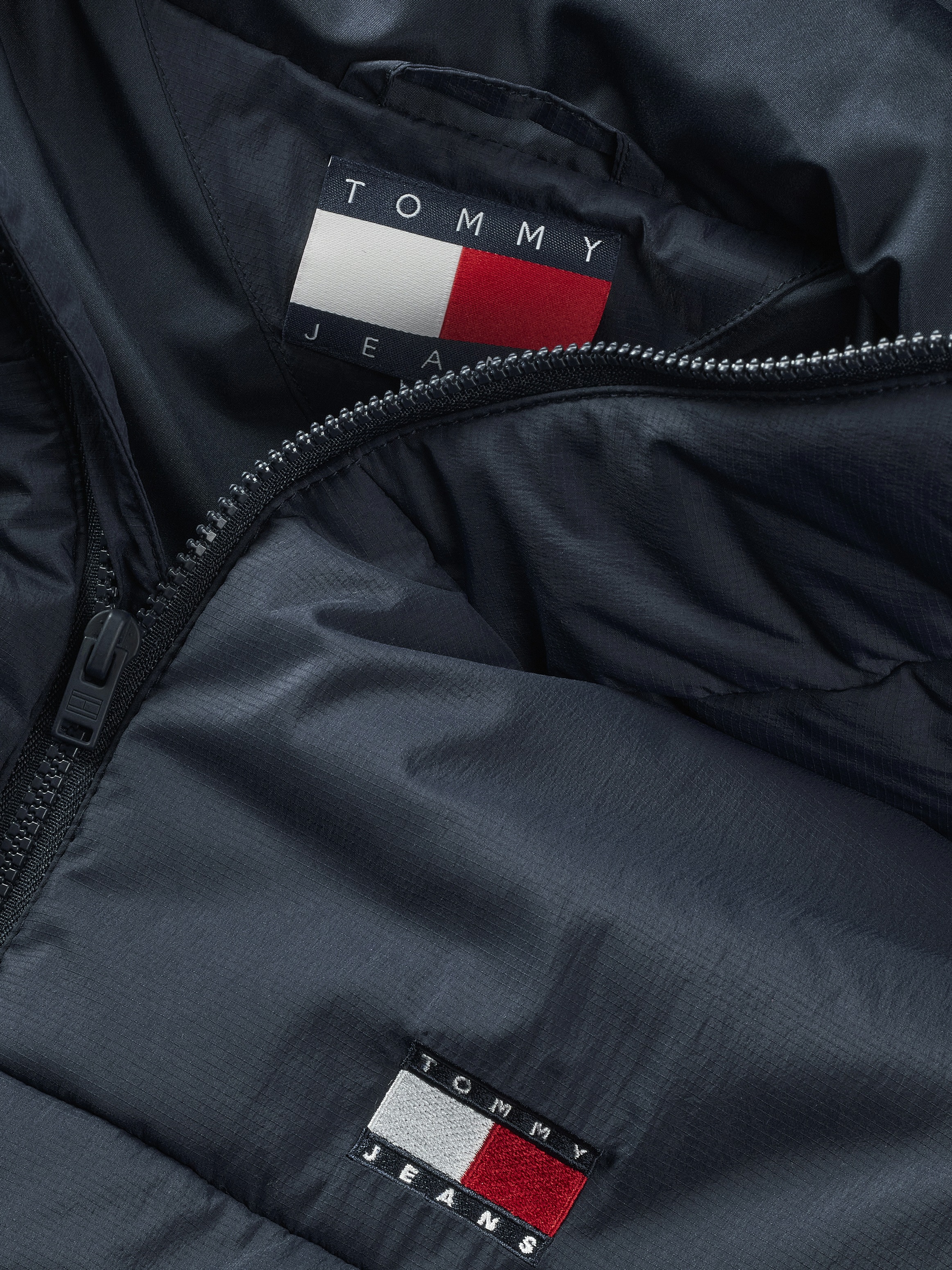 Tommy Jeans Kurzjacke »TJM LT POLY JACKET EXT«, mit Kapuze, mit Logostickerei