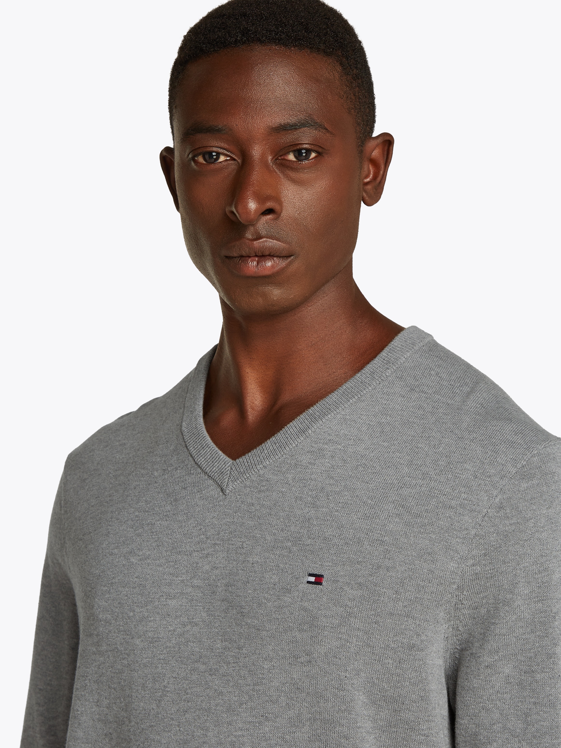 Tommy Hilfiger Strickpullover »ESSENTIAL COTTON V NECK mit V-Ausschnitt und Stickerei«, unifarben, casual, regular fit, Baumwolle, V-Ausschnitt
