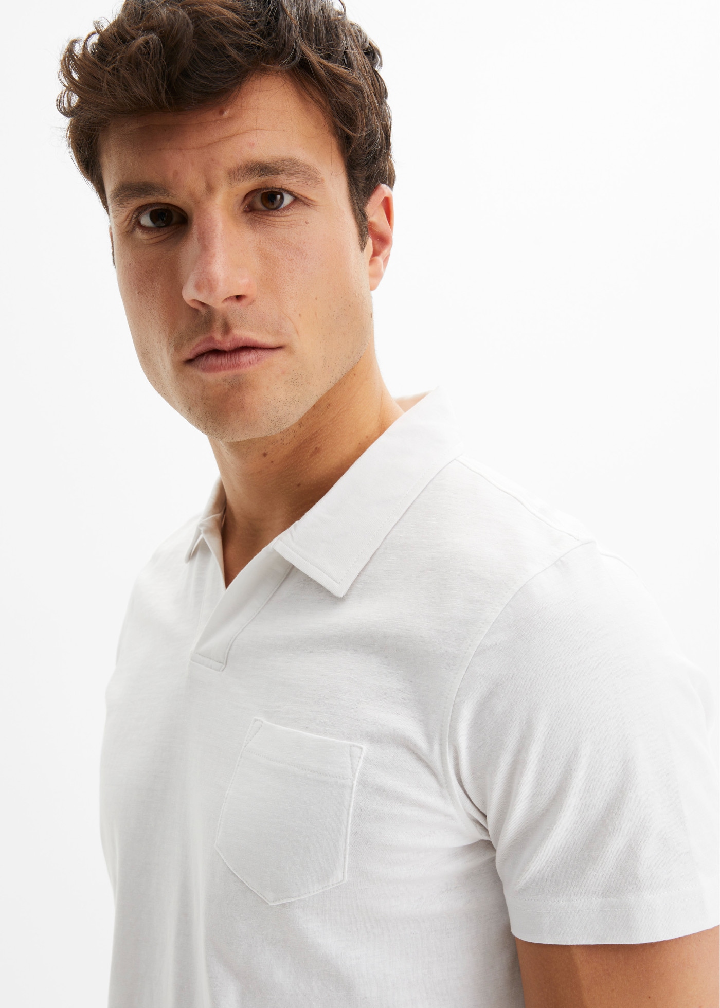 bonprix Poloshirt bequeme Passform, reine Baumwolle, Umlegekragen und Brusttasche