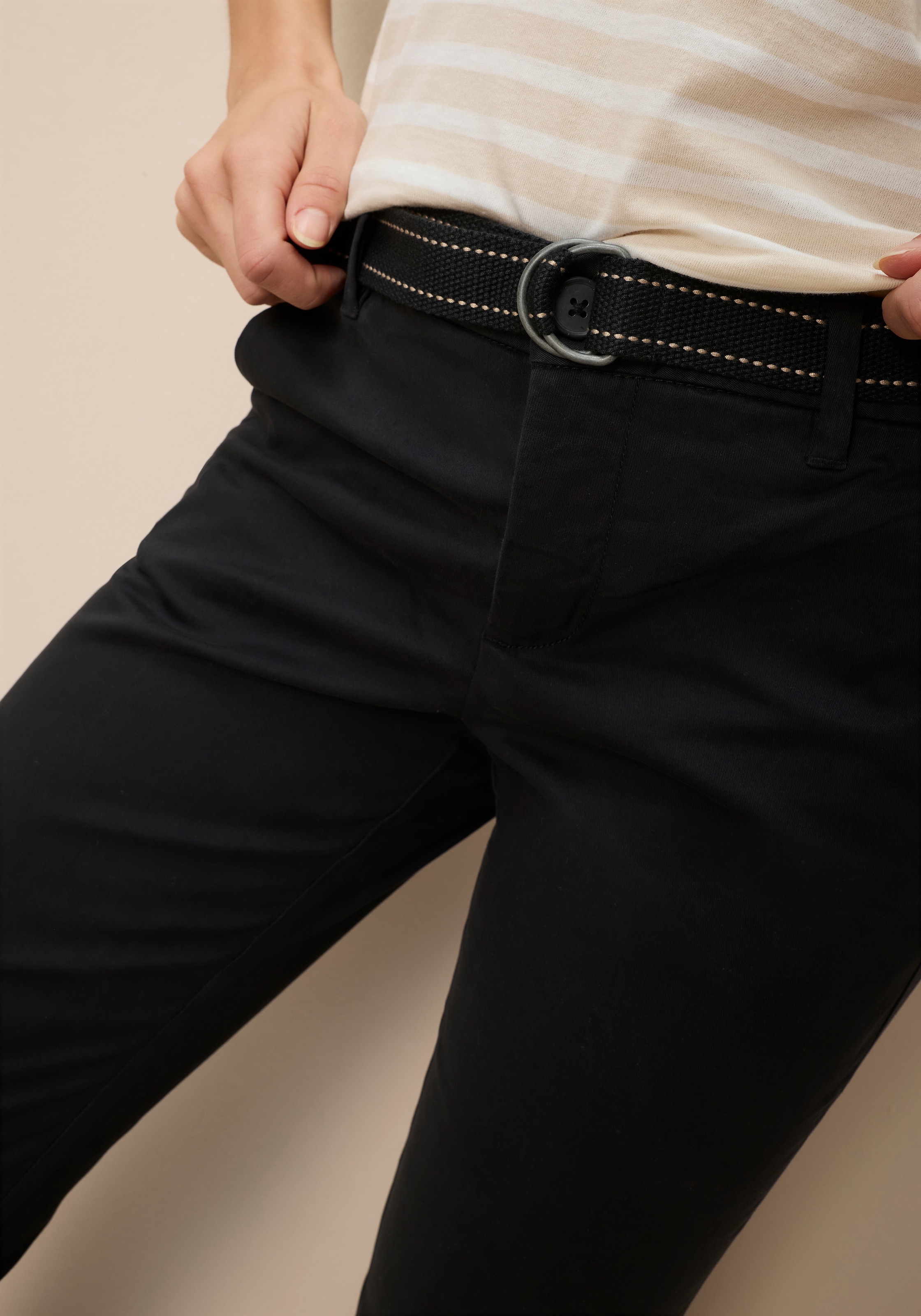 AJC Chinohose  in lässiger Form mit konstrastfarbendem Gürtel