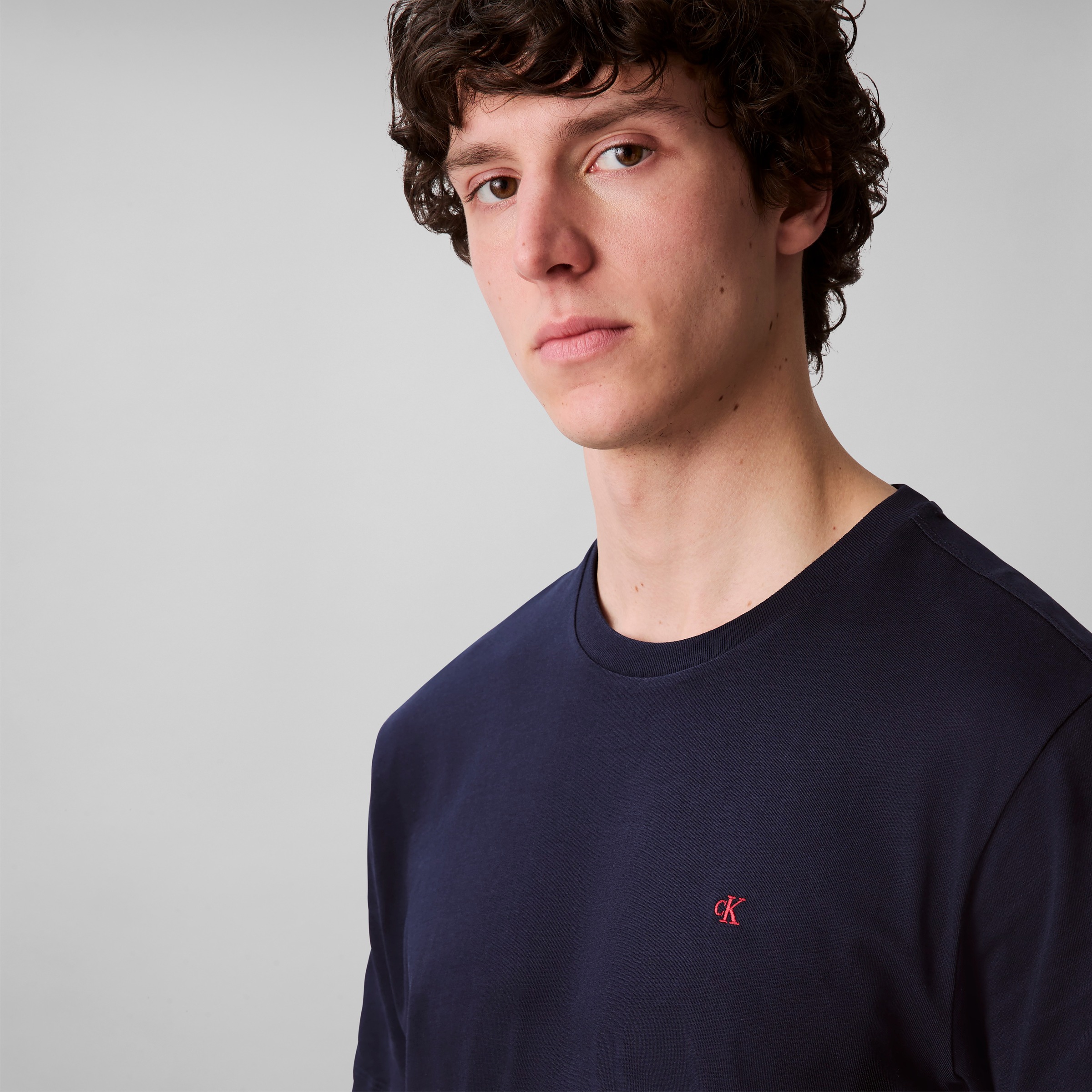 Calvin Klein Jeans T-Shirt »SS SMOOTH CTTN SOLID CREWNK TEE«, mit Logo