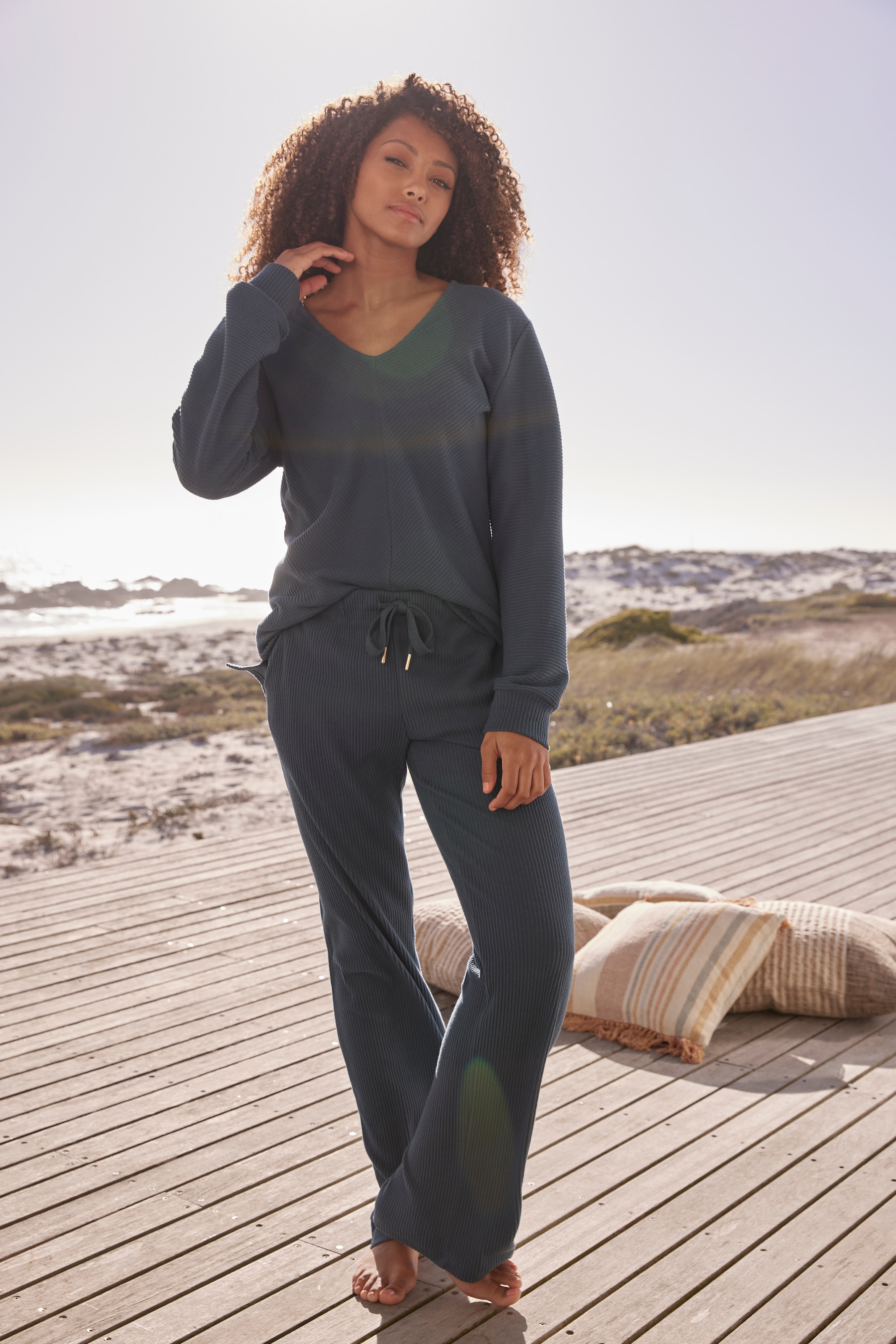 s.Oliver Sweatshirt, Langarmshirt mit V-Ausschnitt und weiche Rippbündchen, Loungewear
