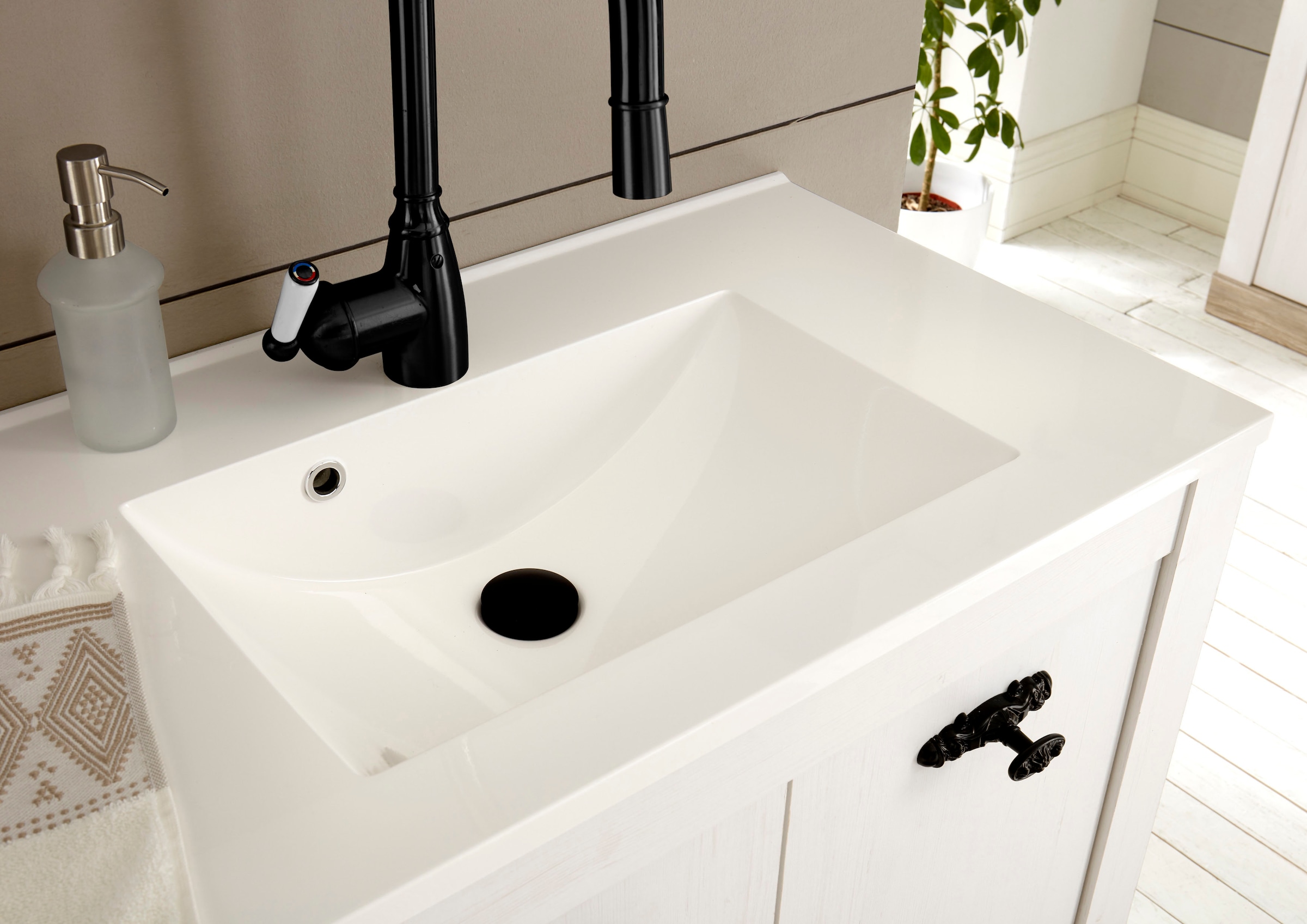 Home affaire Badmöbel-Set »Florenz, Bad im Landhausstil, 4-teiliges Badezimmer«, (4 St.), Waschtisch, Schrank, Wandregal und Spiegel, in Pinie Weiß, Stauraum