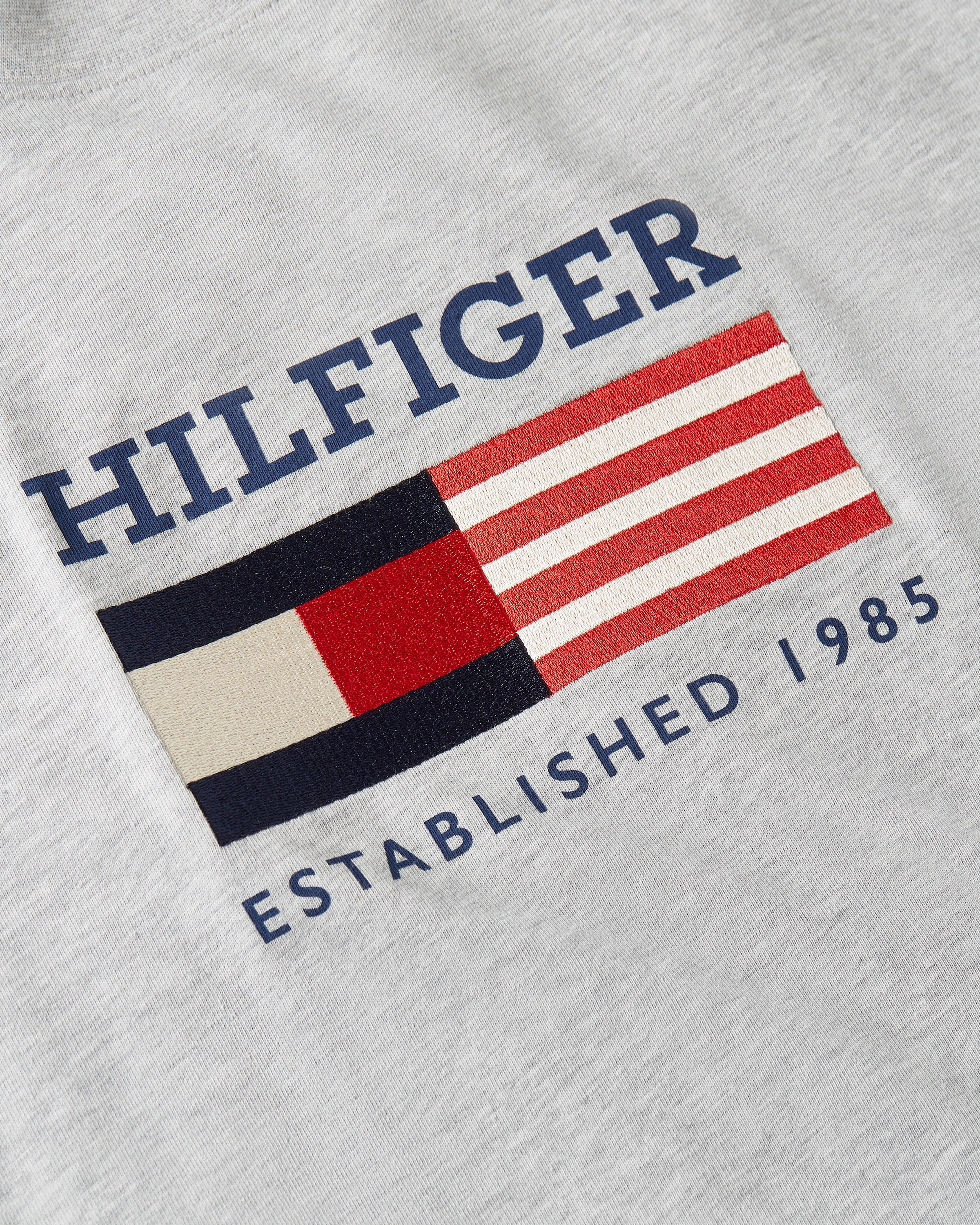 Tommy Hilfiger T-Shirt »AMERICANA MONOTYPE FLAG BOX TEE«, Mit markanter Stickerei