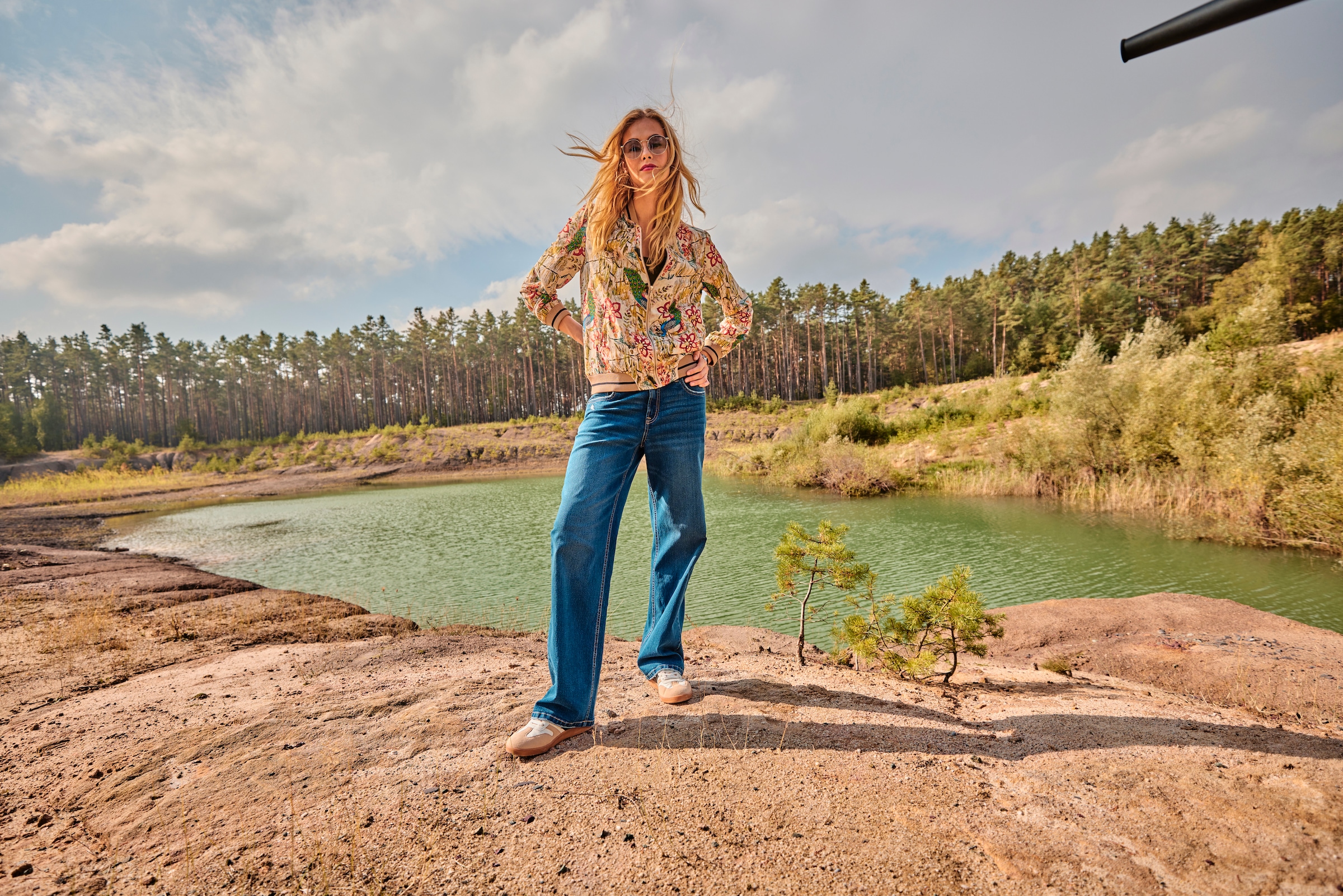 Aniston CASUAL Blouson, mit farbenfrohen Pfauen und Blumen bedruckt - NEUE KOLLEKTION