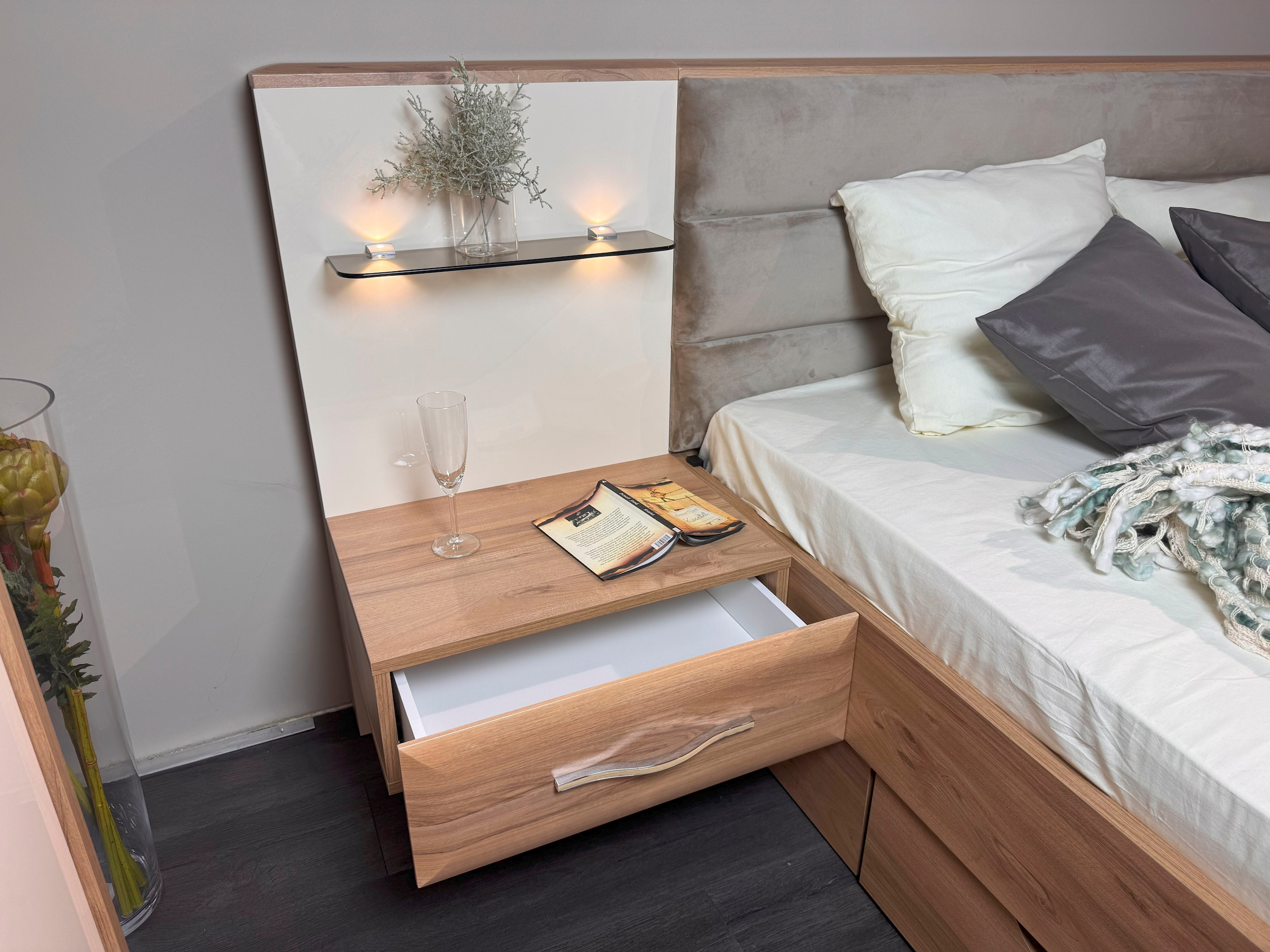 Home affaire Nachtkonsole »Gala, beige hochglänzend UV lackiert und melaminbeschichtet, kratzfest« Schublade mit Soft-Close-Funktion, 56x47x100cm (BxTxH),  mit Beleuchtung,wahlweise rechte oder linke Bedienung,FSC-zertifiziert