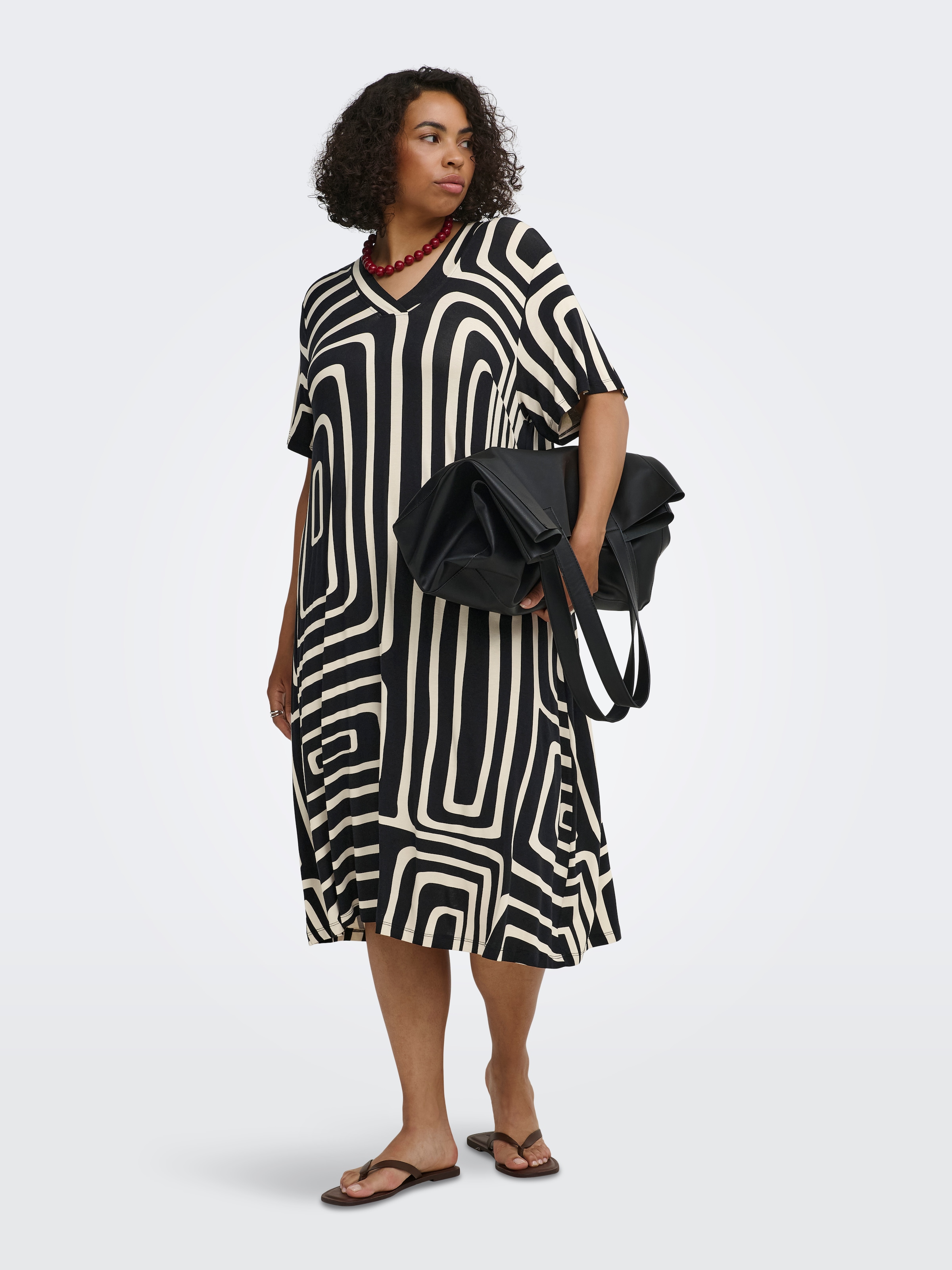 ONLY CARMAKOMA Shirtkleid »CARFYRLA LIFE S/S V-NCK BLK AOP DRE NOOS« Viskosemischung, regular fit