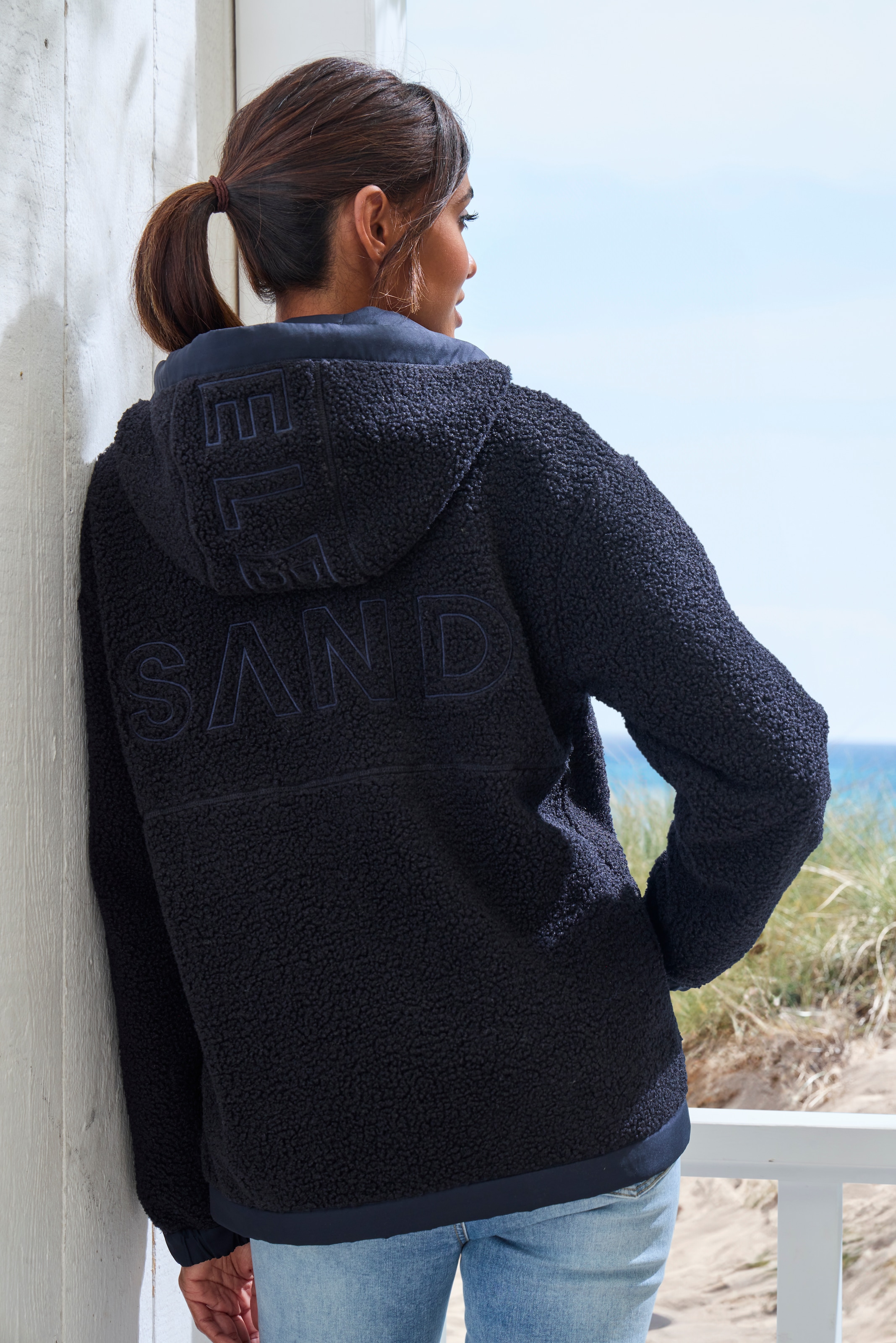 Elbsand Fleecejacke, mit Kapuze, aus Teddy-Fleece- mit Kapuze und schönem Logo auf der Rückseite