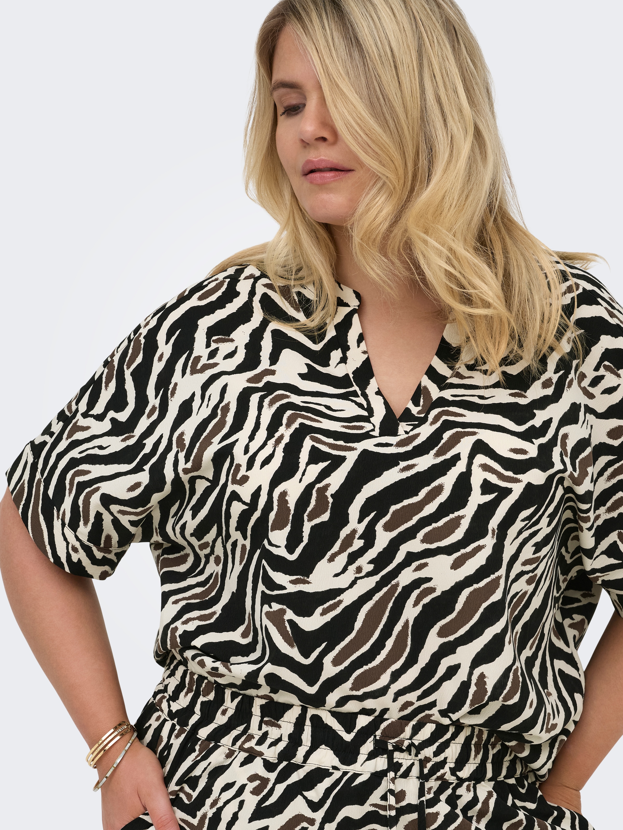 ONLY CARMAKOMA V-Shirt »CARELITE S/S V-NECK FOLD-UP TOP AOP«