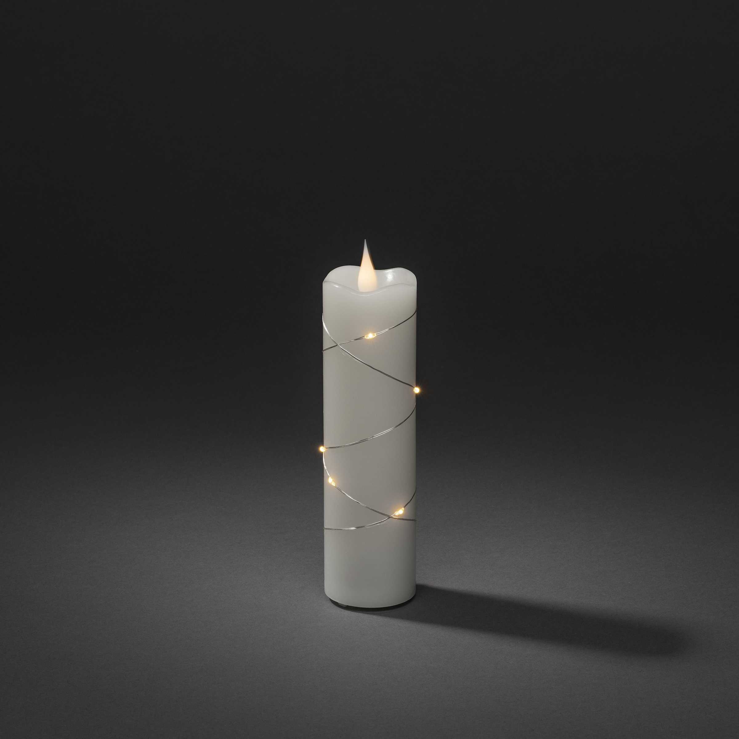 KONSTSMIDE LED-Kerze »Weihnachtsdeko«, LED Echtwachskerze weiß, mit 3D Flamme und silberfb. Draht umwickelt