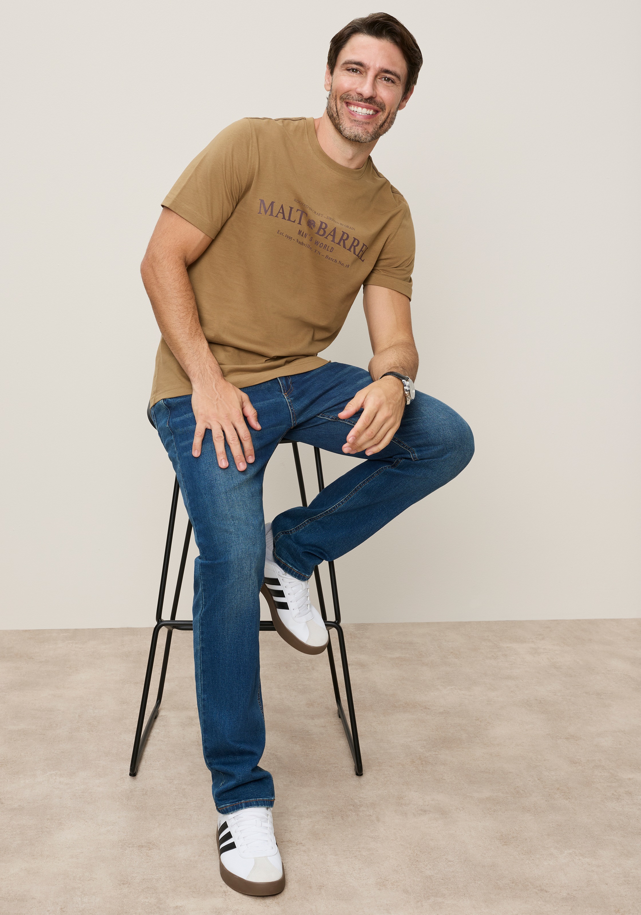Man's World Rundhalsshirt normale Passform, Kurzarm, bedruckte Optik mit Print-Applikation
