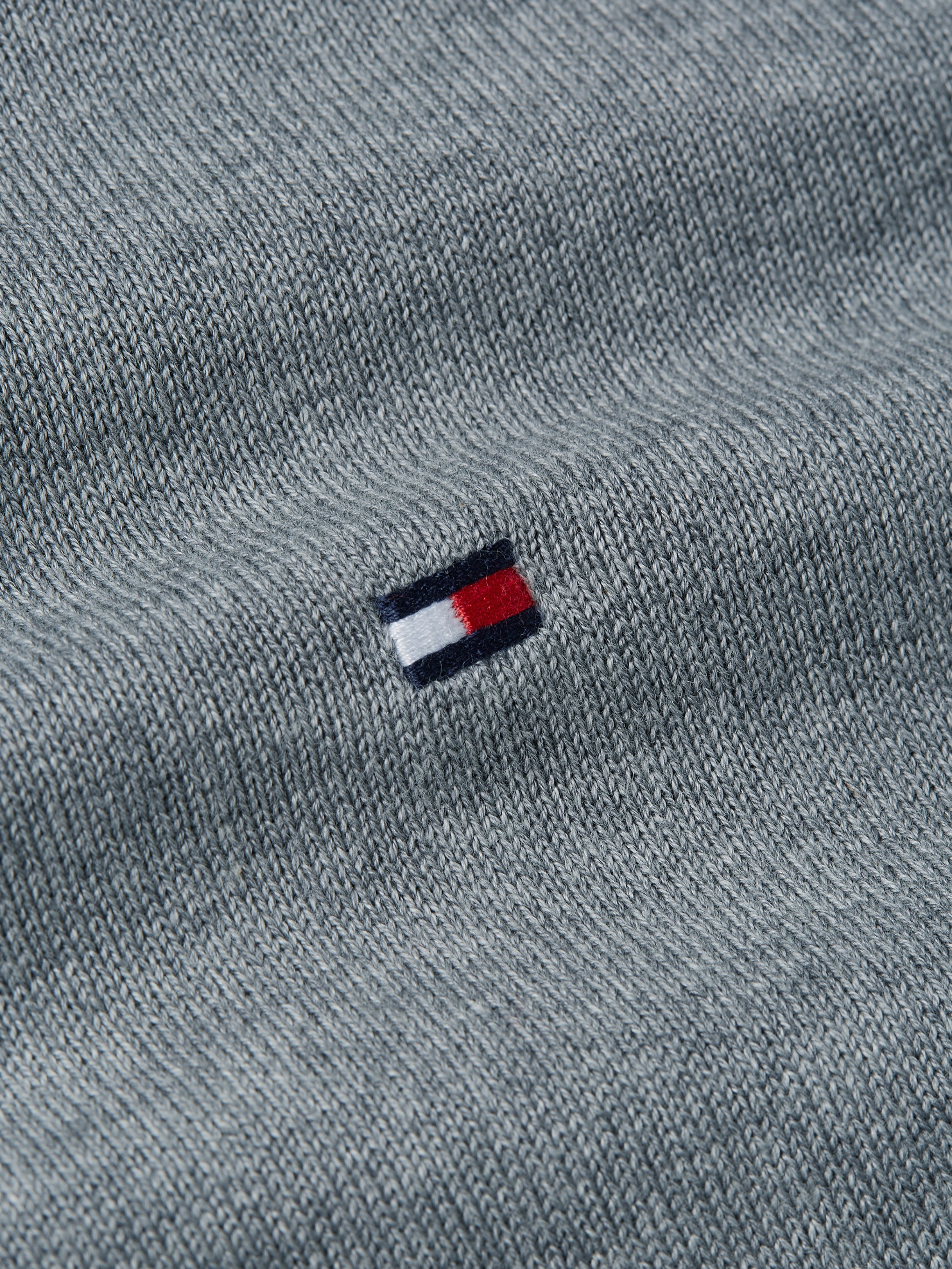 Tommy Hilfiger Strickpullover »ESSENTIAL COTTON V NECK mit V-Ausschnitt und Stickerei«, unifarben, casual, regular fit, Baumwolle, V-Ausschnitt